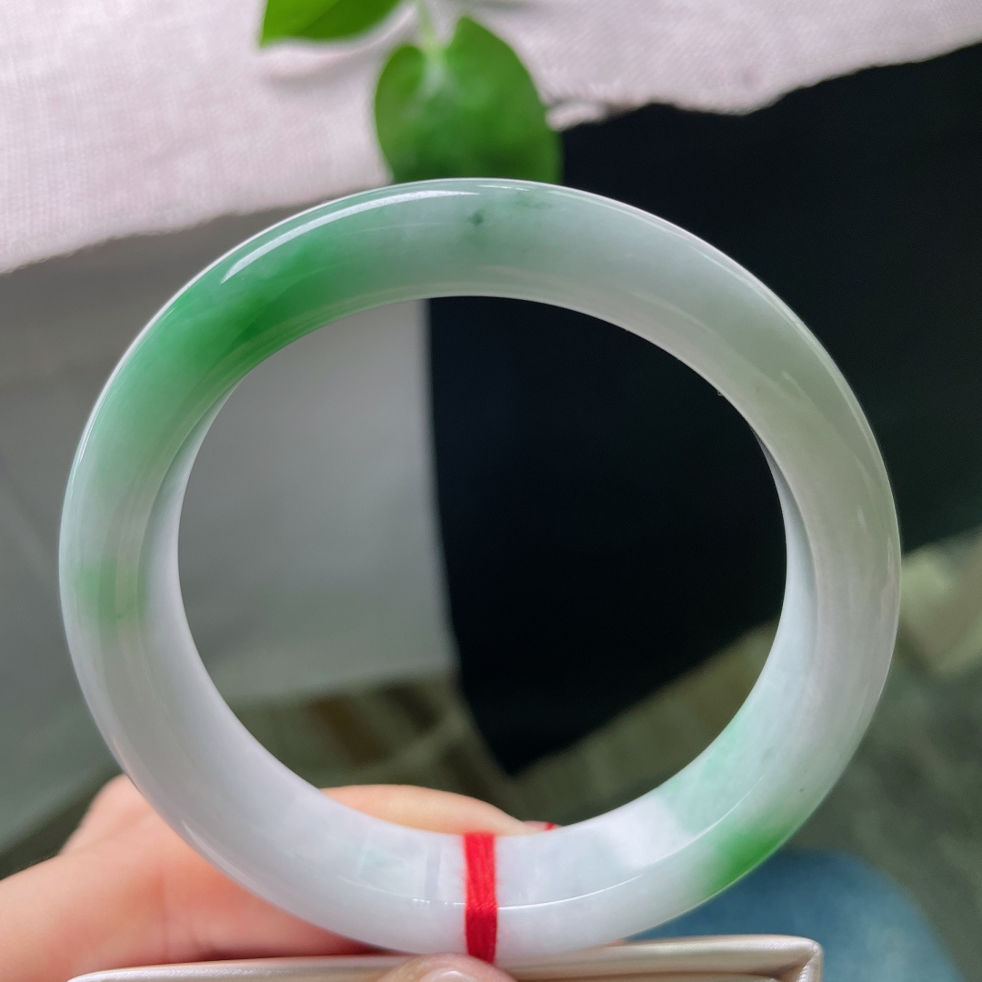 58.6/12.5/8.4，飘绿正圈，白底青，水润细腻，种老，佩戴显贵气，经典，皮纹，ss53842