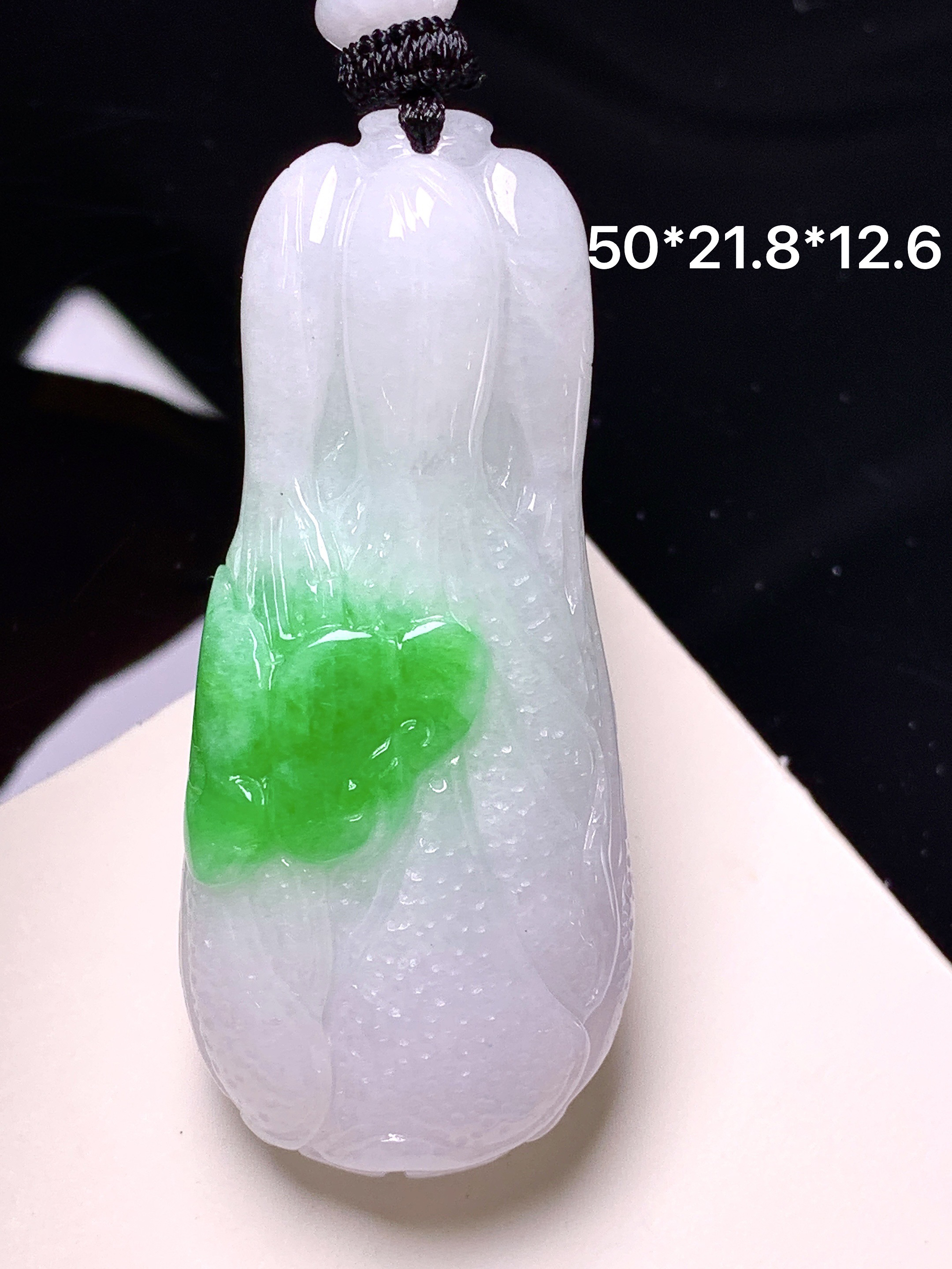 飘绿白菜吊坠 玉质细腻 色泽艳丽清新 整体尺寸50*21.8*12.6 w1