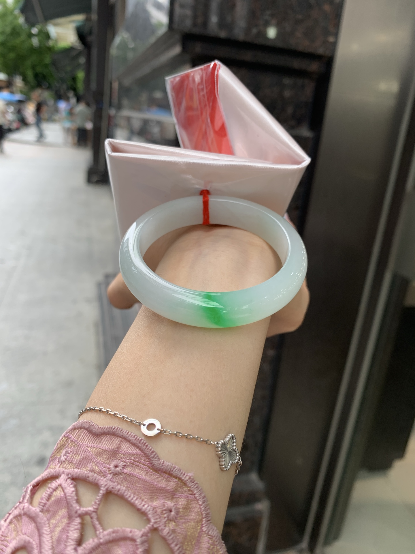 白底青阳绿正圈 52.6-7.4-12.1 0618-N402 打灯棉线，一抹阳绿花点缀腕间风华，干净纯净的底色上，一抹翠色肆意流淌，宛如春日里的繁华盛景