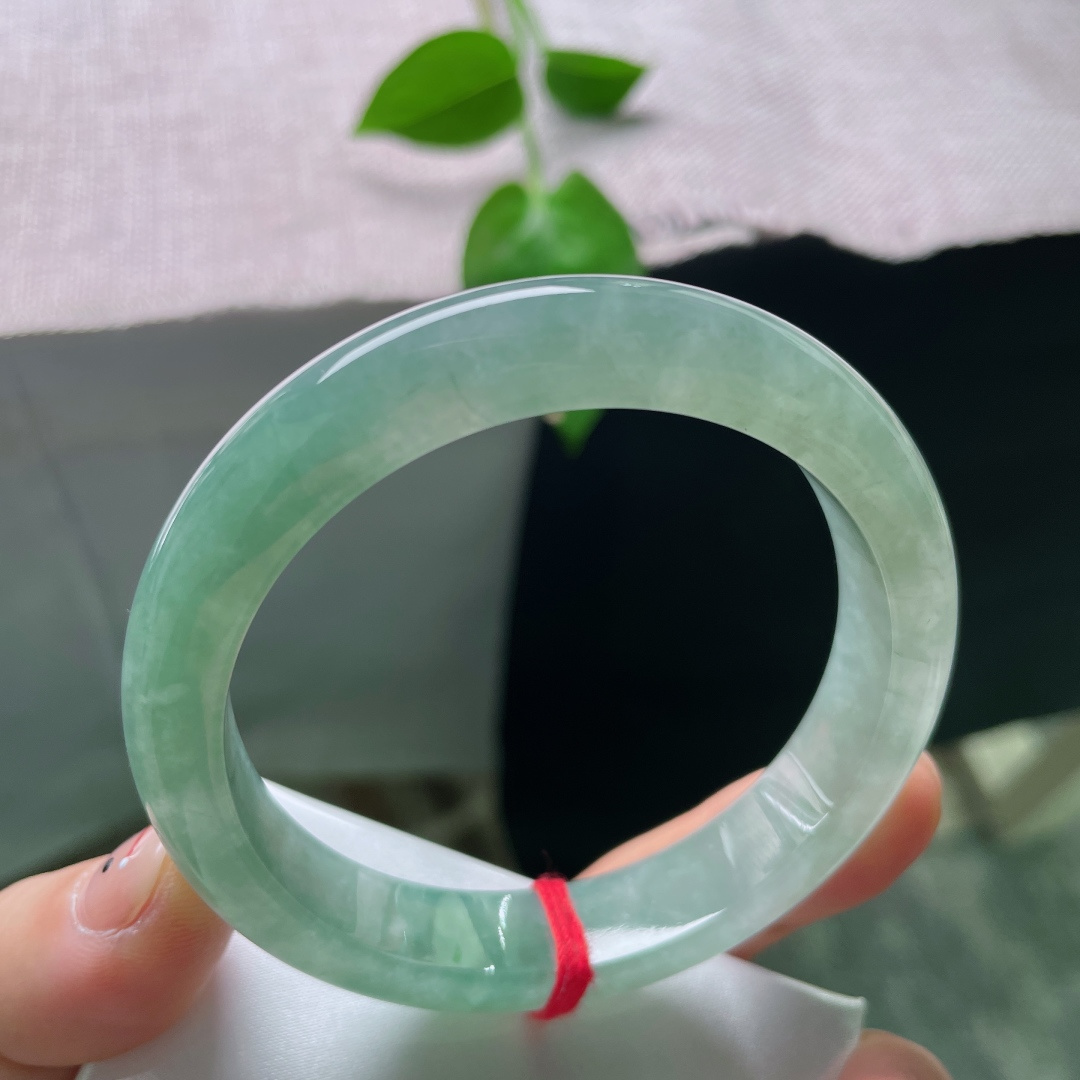 冰油正圈，湖水蓝，莹润通透，佩戴深邃迷人，神秘高贵，冰润细腻，无裂，ss53403a