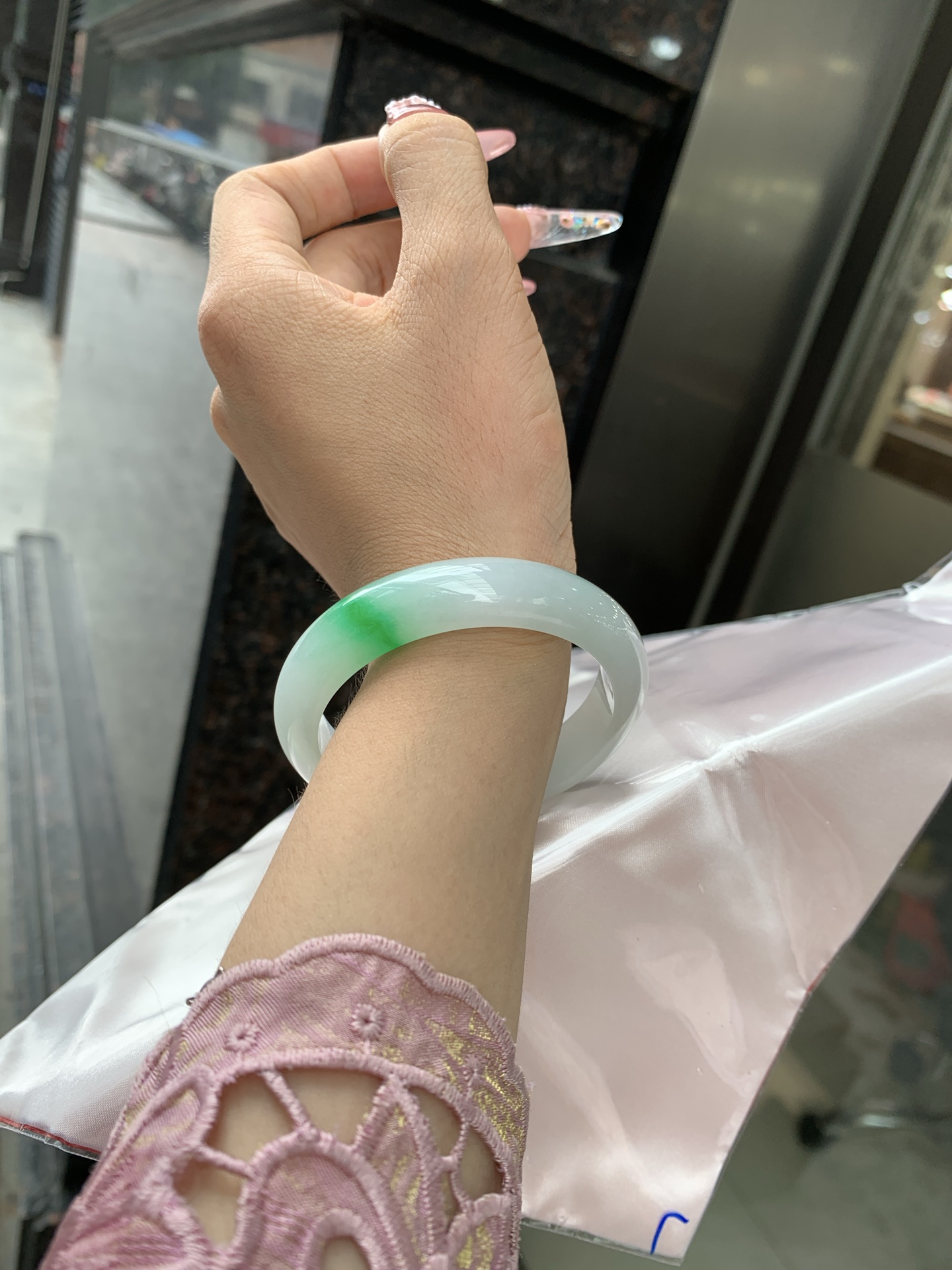 白底青阳绿正圈 52.6-7.4-12.1 0618-N402 打灯棉线，一抹阳绿花点缀腕间风华，干净纯净的底色上，一抹翠色肆意流淌，宛如春日里的繁华盛景