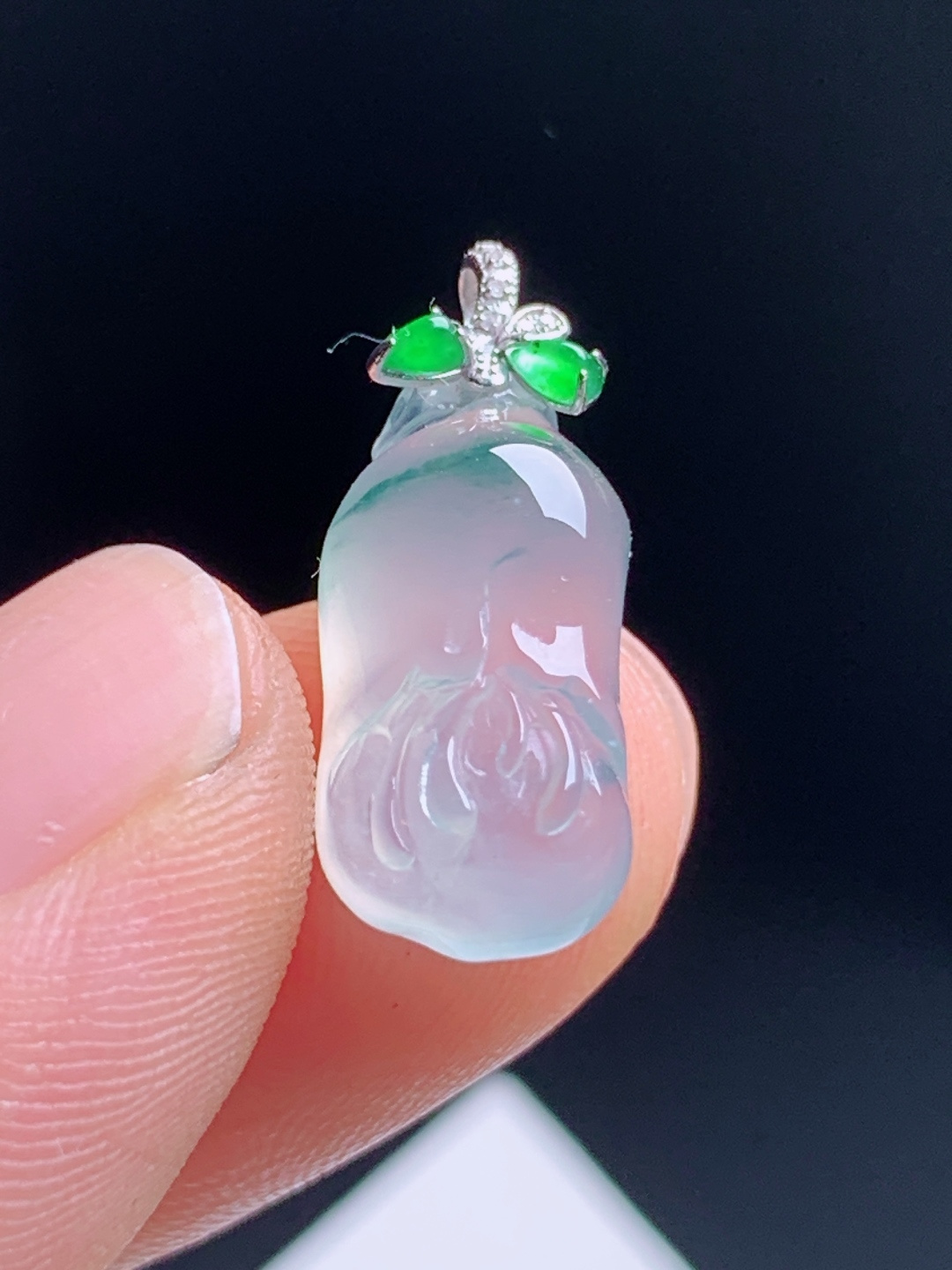 冰种飘绿玉兰花吊坠，冰透起荧光翠色点缀，满钻金扣福寿安康