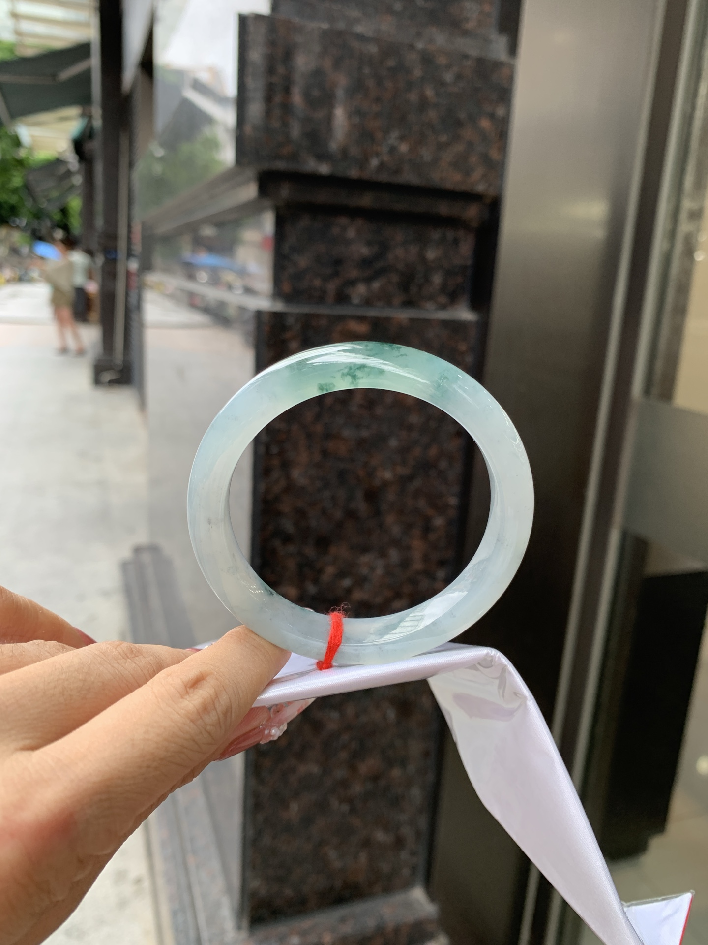 冰飘花正圈 57.6-8.3-10.6 0618-WL-731 无裂，底妆水润细腻，冰底中开出了朵朵兰花，飘花灵动飘逸，勾勒出一幅唯美诗意的山水意境画，古典优雅又秀气