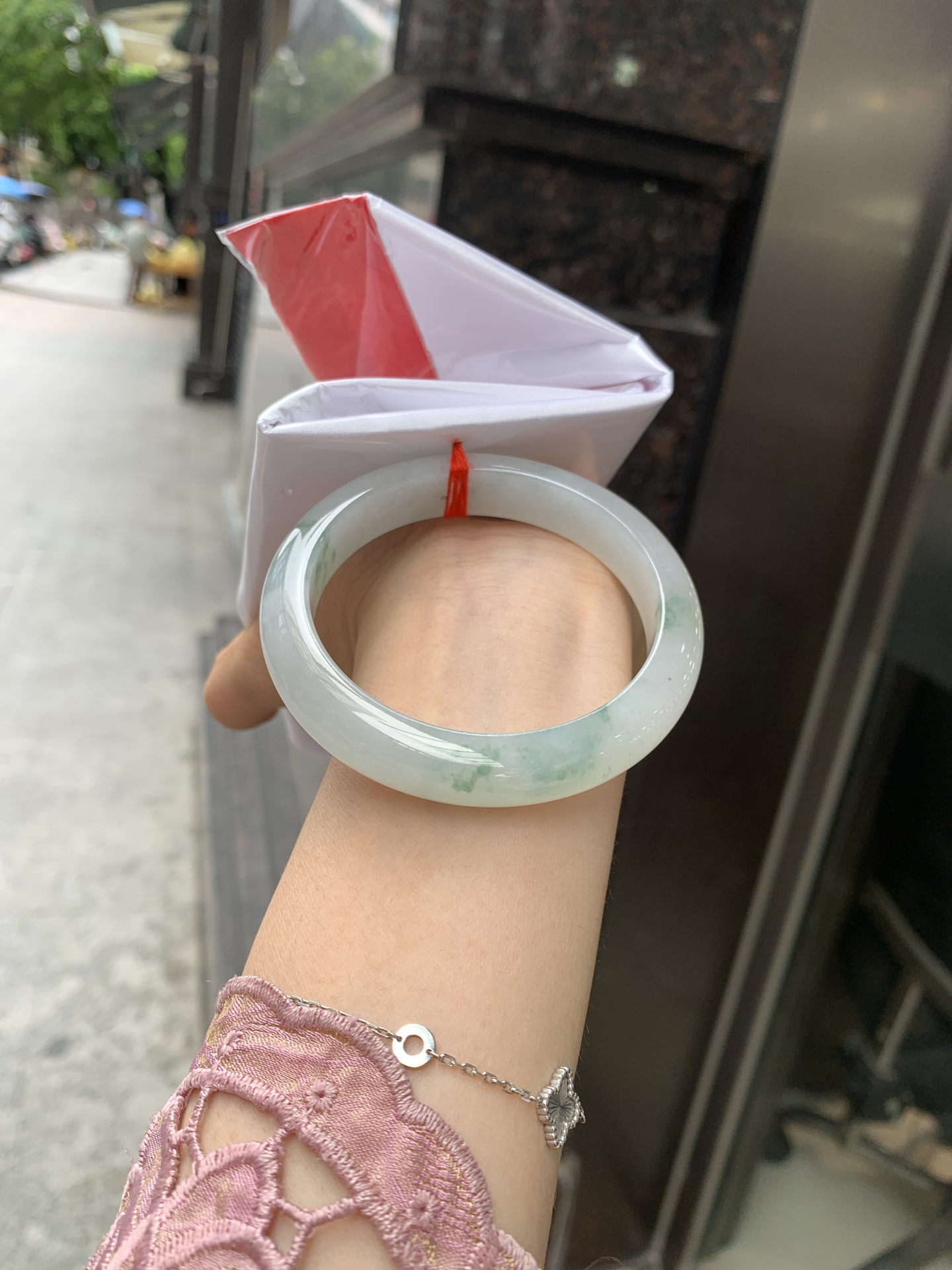 冰飘花正圈 55.8-8-11.3 0618-WL-829 无裂，底妆水润细腻，冰底中开出了朵朵绿花，飘花灵动飘逸，勾勒出一幅唯美诗意的山水意境画，古典优雅又秀气