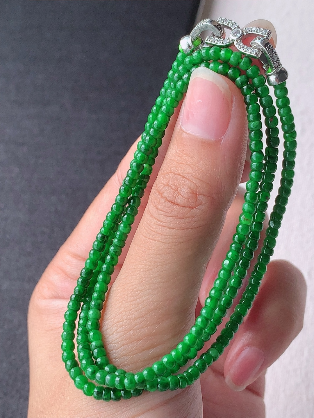 冰阳绿算盘珠珠链色泽鲜艳 底子细腻水润 佩戴简单大方，2.8