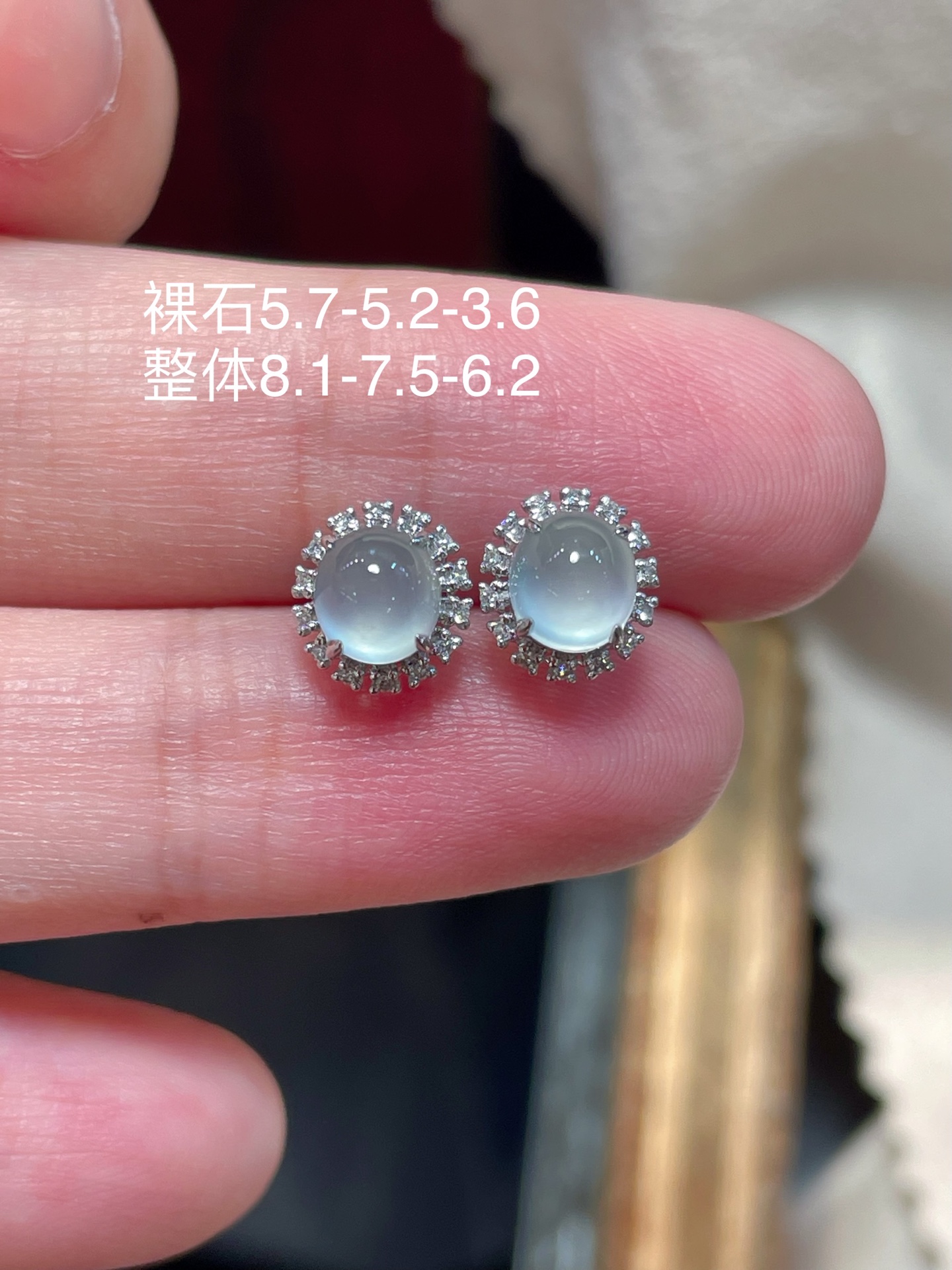 ️ 性比 高端货 精品翡翠冰种蛋面耳钉 料子饱满水润，种水 18k金镶嵌，款式时尚，5.7-5.2