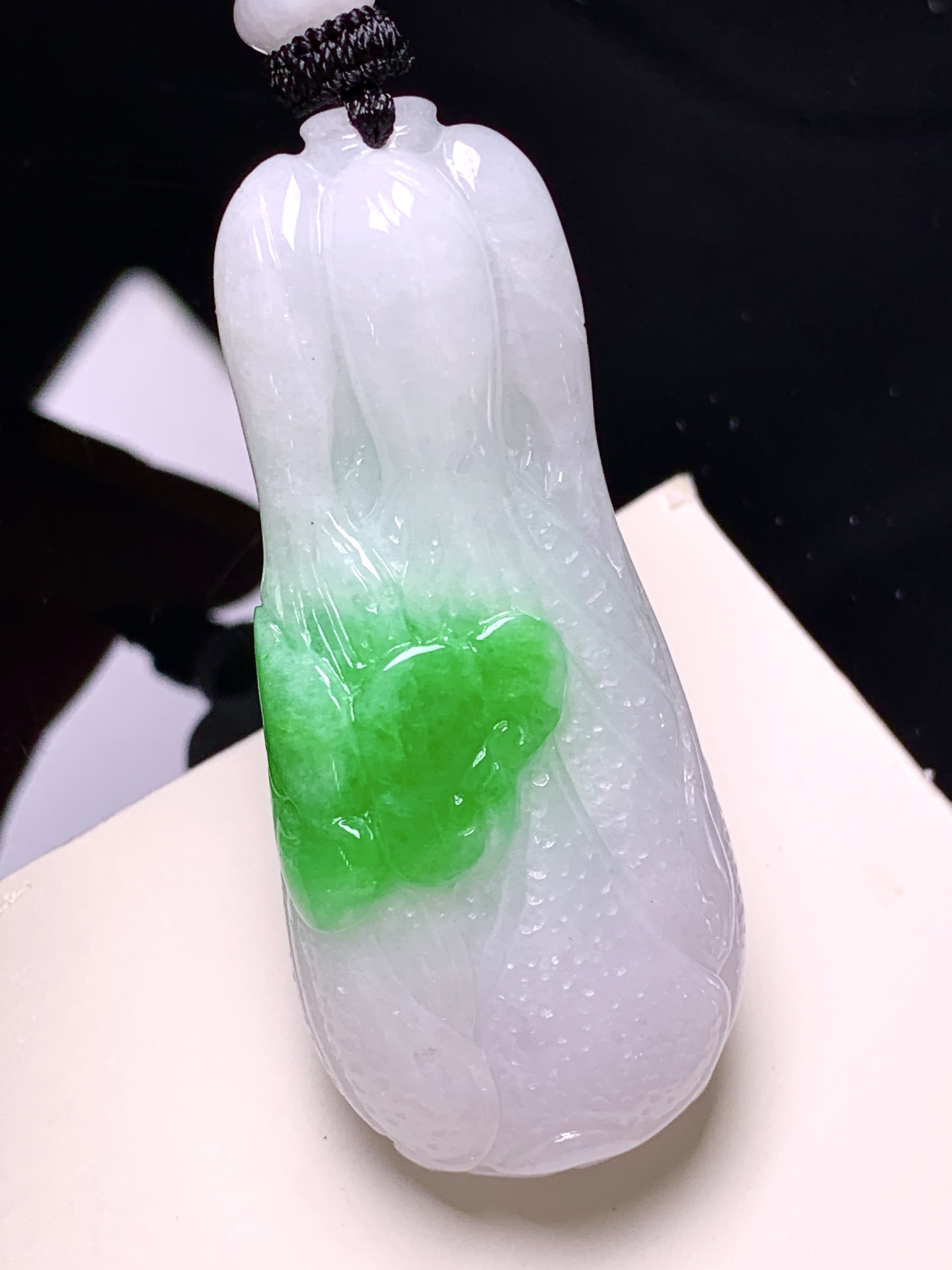 飘绿白菜吊坠 玉质细腻 色泽艳丽清新 整体尺寸50*21.8*12.6 w1