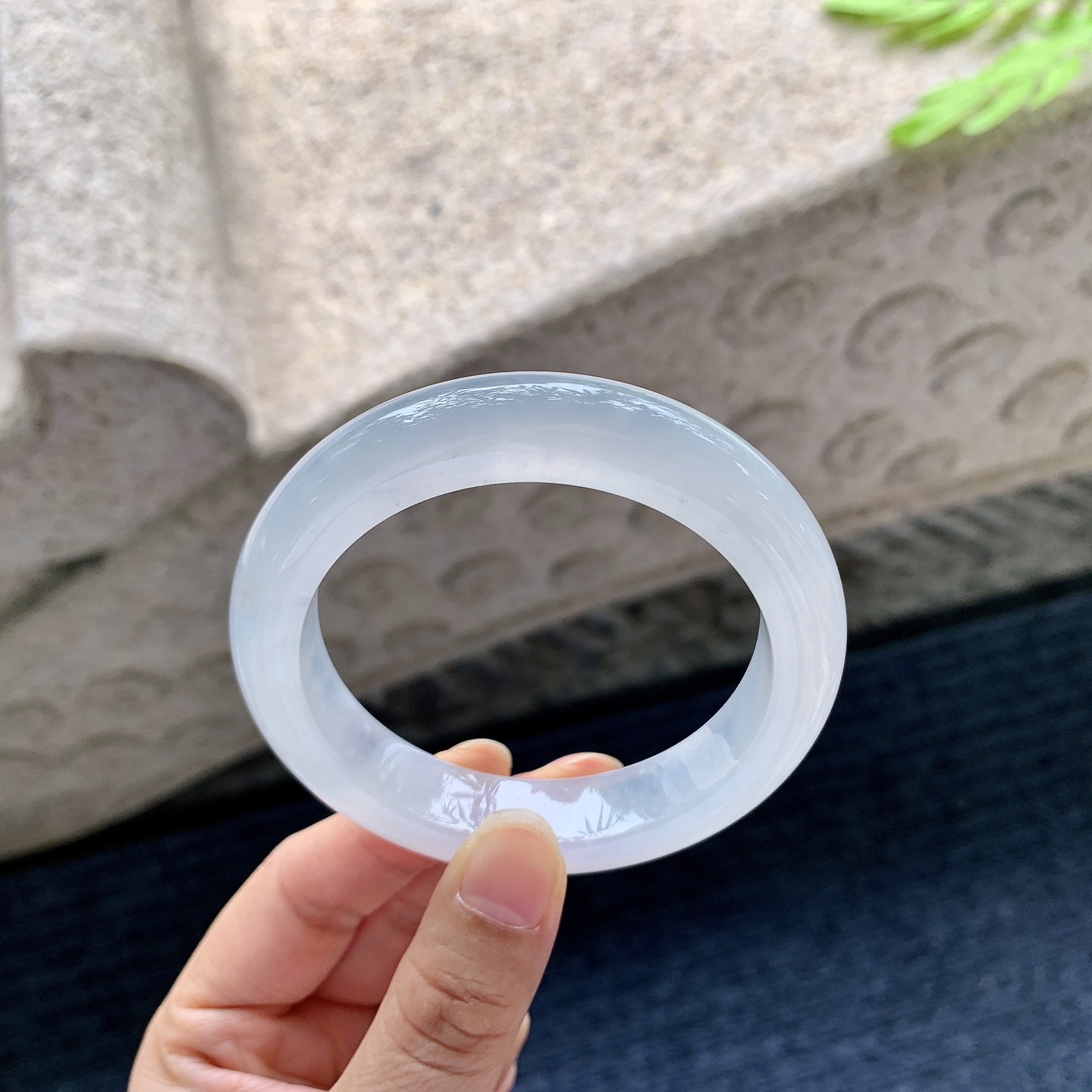 正圈 55 圈口55/12.7/9.2 编码Q5061916 描述冰糯底色，水润，种老，细腻，无裂