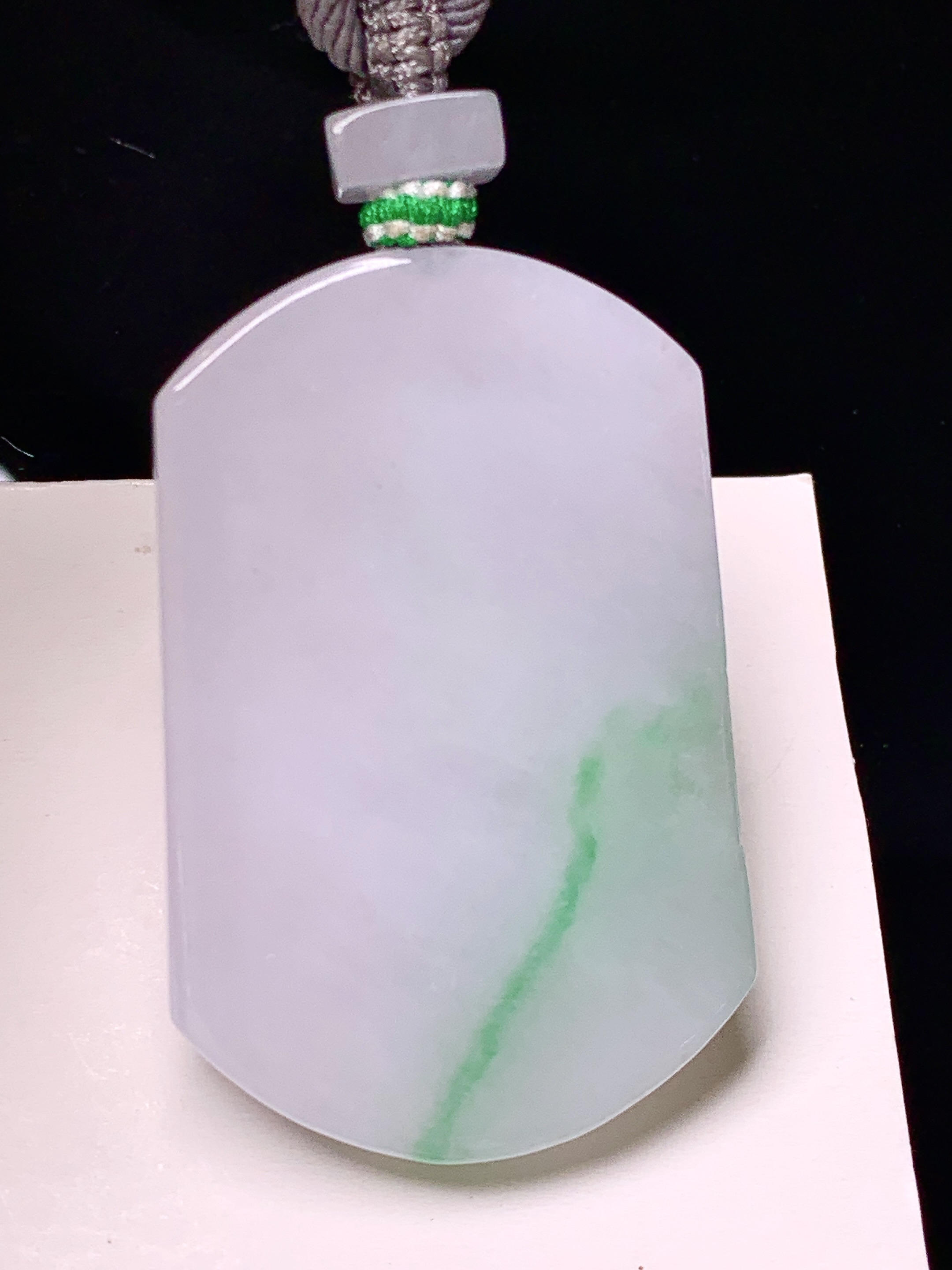 飘绿无事牌吊坠 玉质细腻 色泽艳丽清新 整体尺寸47.8*31.5*5.3 a5
