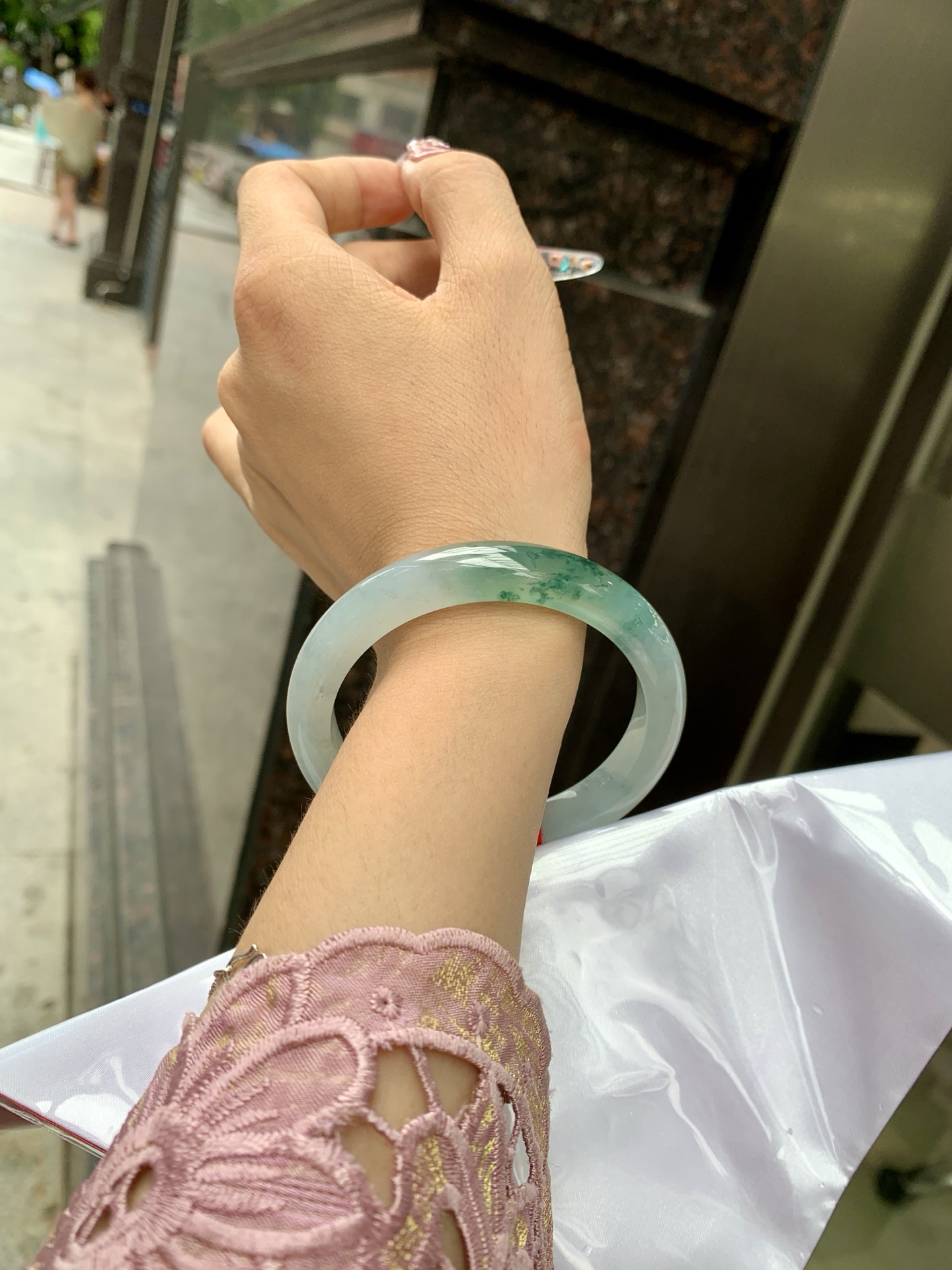 冰飘花正圈 57.6-8.3-10.6 0618-WL-731 无裂，底妆水润细腻，冰底中开出了朵朵兰花，飘花灵动飘逸，勾勒出一幅唯美诗意的山水意境画，古典优雅又秀气