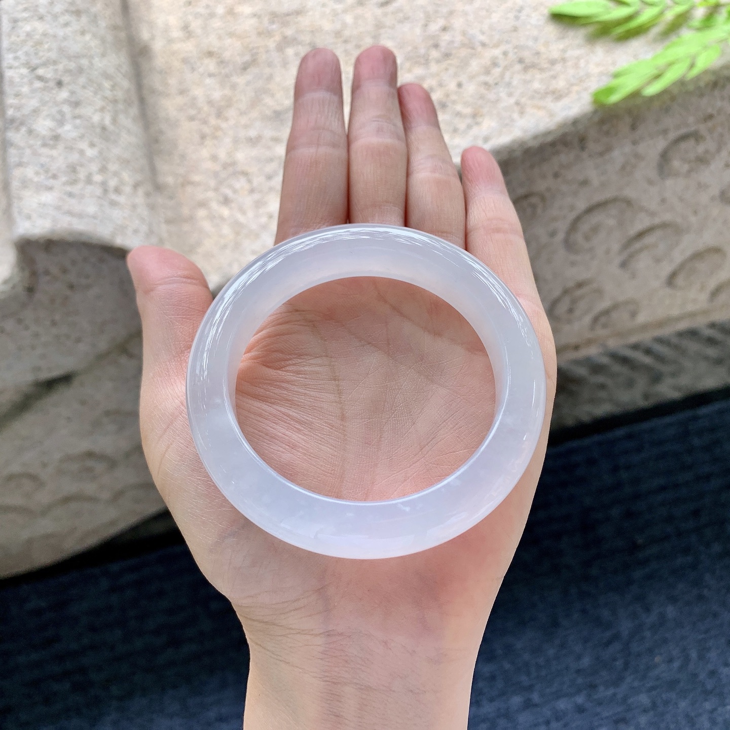 正圈 55 圈口55/12.7/9.2 编码Q5061916 描述冰糯底色，水润，种老，细腻，无裂