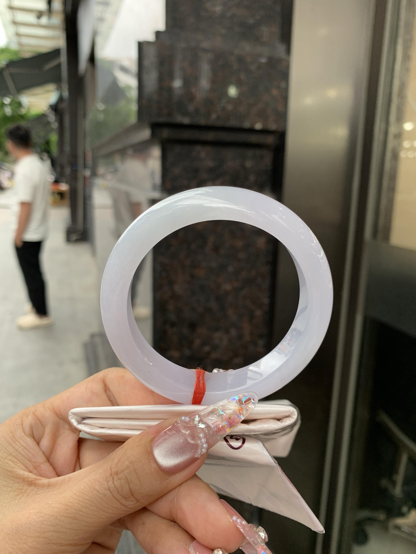 冰粉正圈 57.3-8.7-12.7 0618-FF-3338 无裂，底妆冰润，淡淡粉紫，底妆洒金，