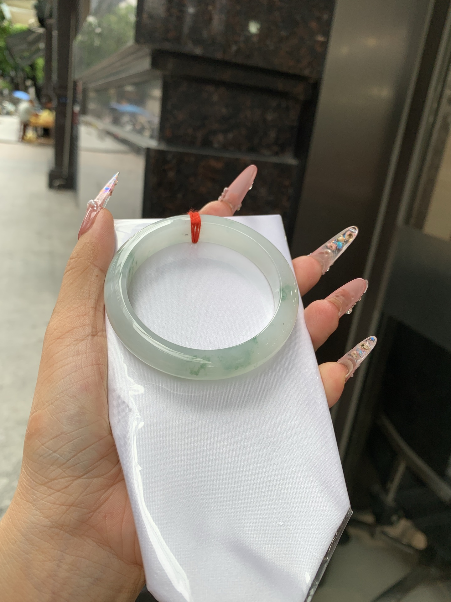 冰飘花正圈 55.8-8-11.3 0618-WL-829 无裂，底妆水润细腻，冰底中开出了朵朵绿花，飘花灵动飘逸，勾勒出一幅唯美诗意的山水意境画，古典优雅又秀气