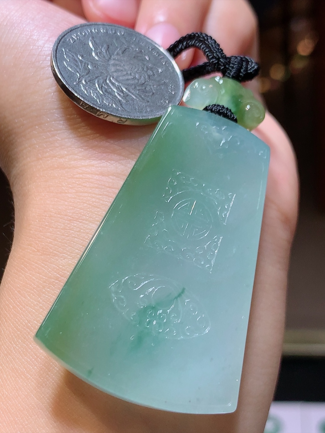 冰飘花黄仿古挂件  底子细腻莹润 冰润起胶  佩戴清新优雅货号23616，50.3-33.1-6.4