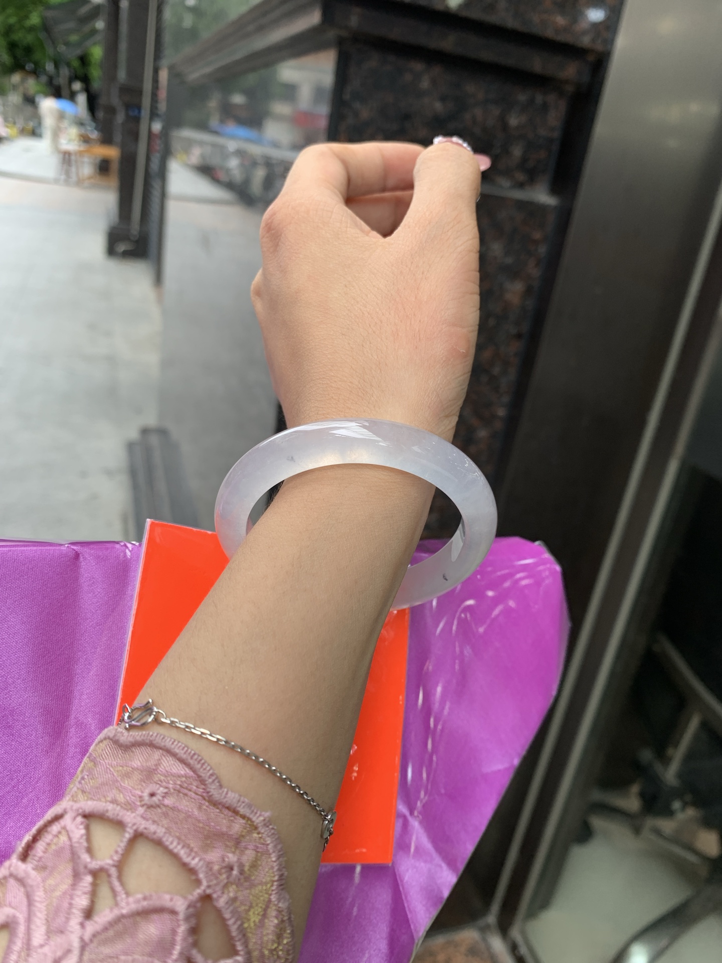 白冰正圈 52.7-7.8-9.9 0618-N1025 打灯细纹，底妆冰透胶润，一腕清透，简约清爽，不挑肤色年龄，给人一种清雅脱俗，天真纯美的感觉，真不愧是翡翠中的初恋