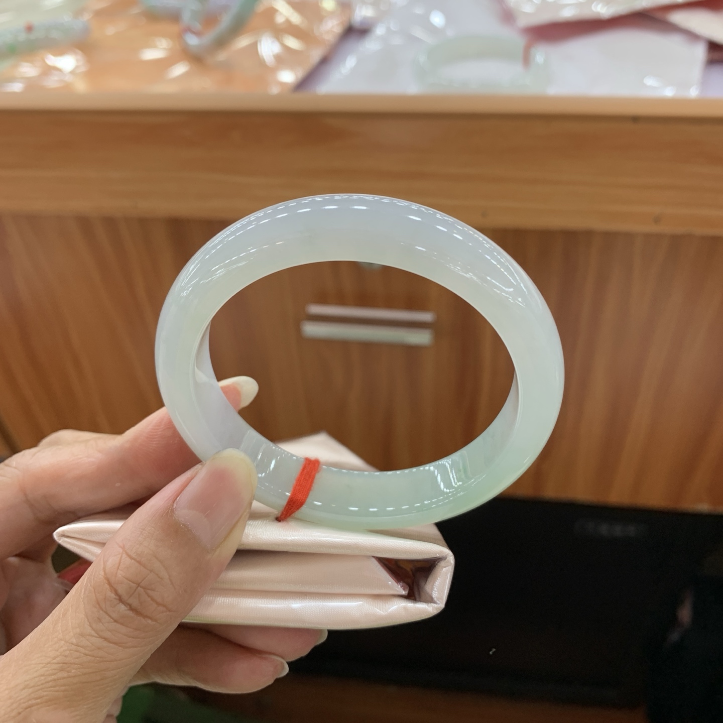 冰绿正圈翡翠手镯 57.4-12.4-8.2