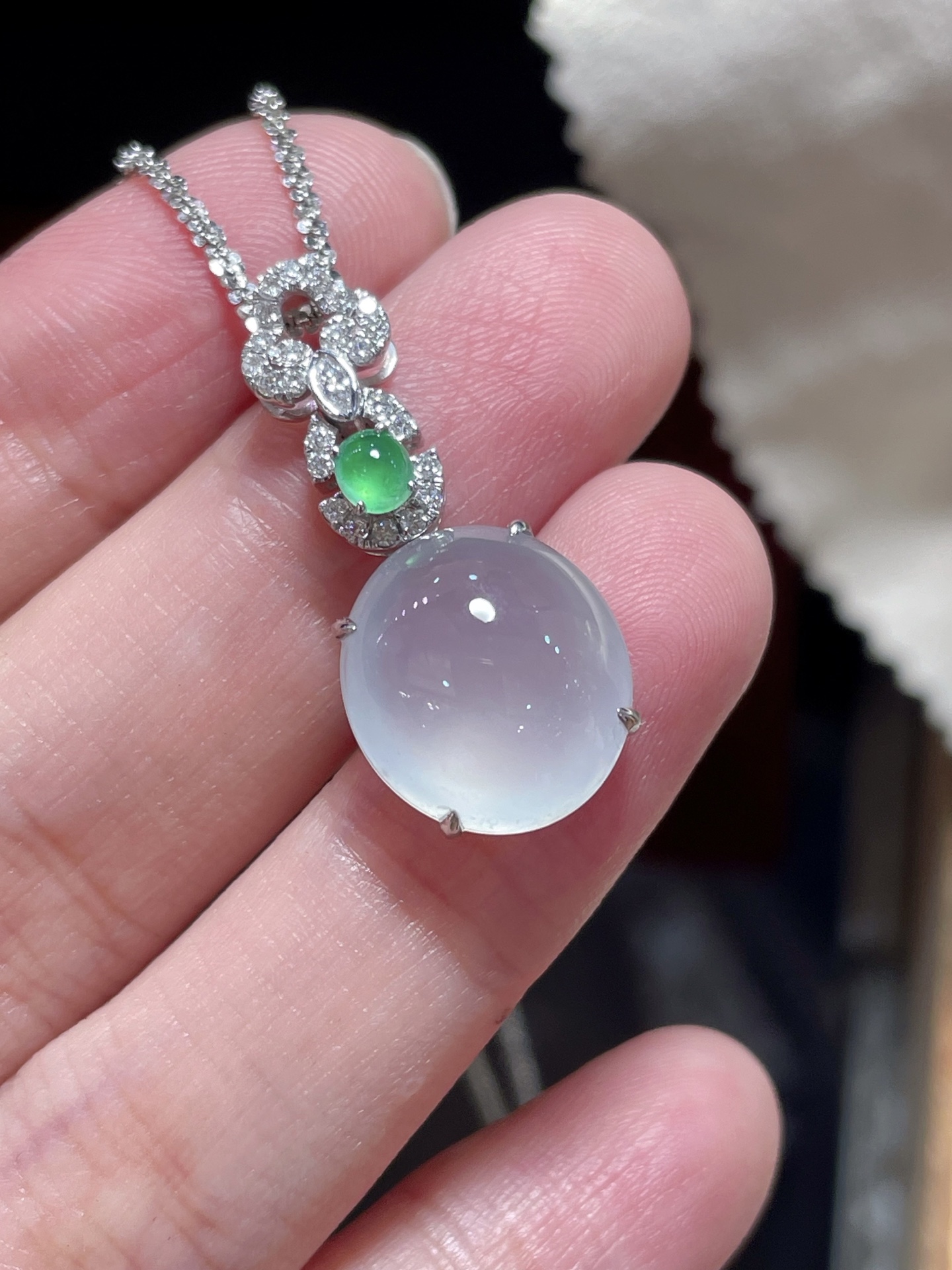 ️ 高端货    精品翡翠高冰蛋面吊坠，无裂， ️ 料子饱满水润，种水 18k金镶嵌，款式时尚，14-12.9-5.5