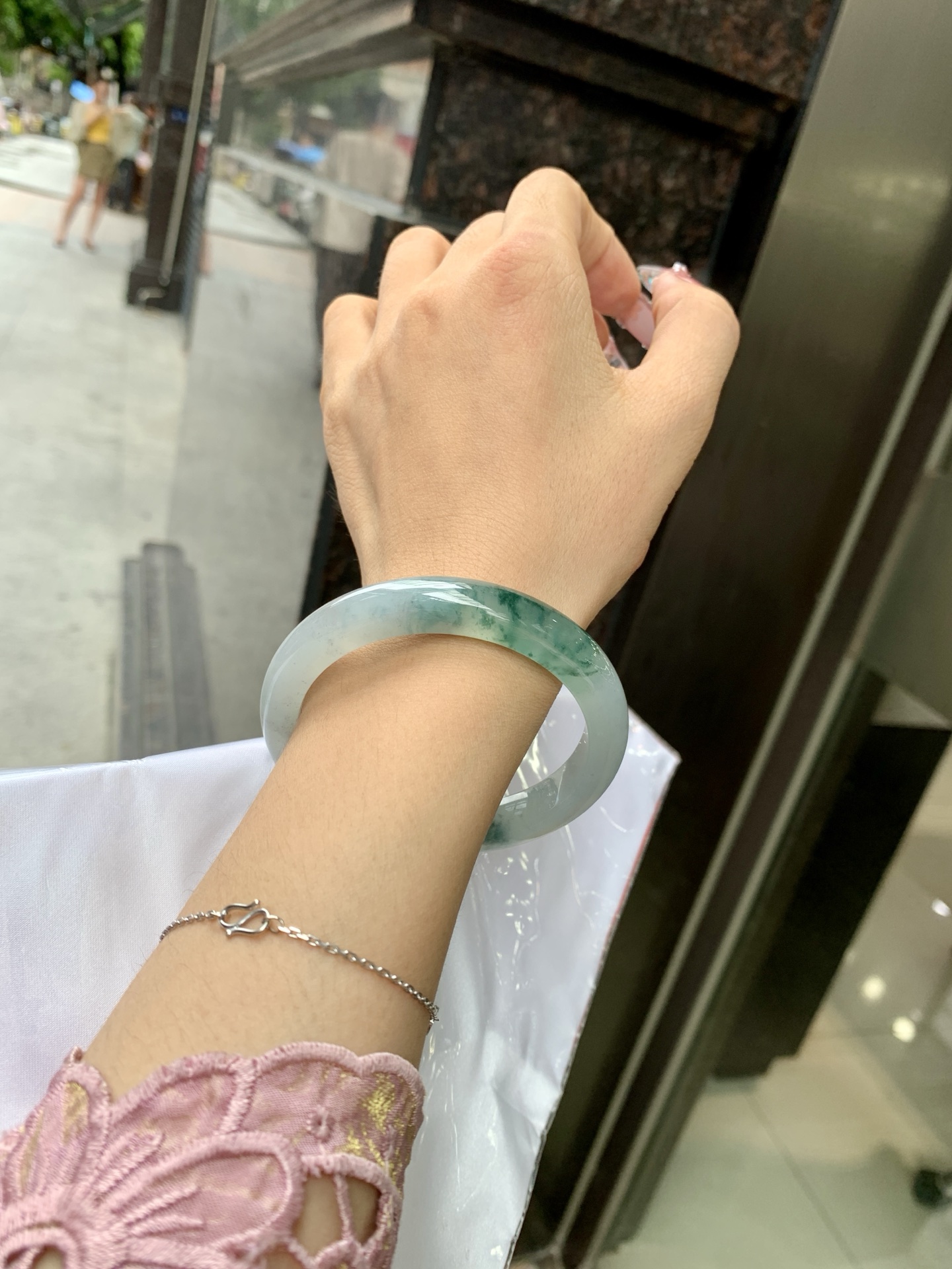 冰飘花正圈 57.6-8.3-10.6 0618-WL-731 无裂，底妆水润细腻，冰底中开出了朵朵兰花，飘花灵动飘逸，勾勒出一幅唯美诗意的山水意境画，古典优雅又秀气