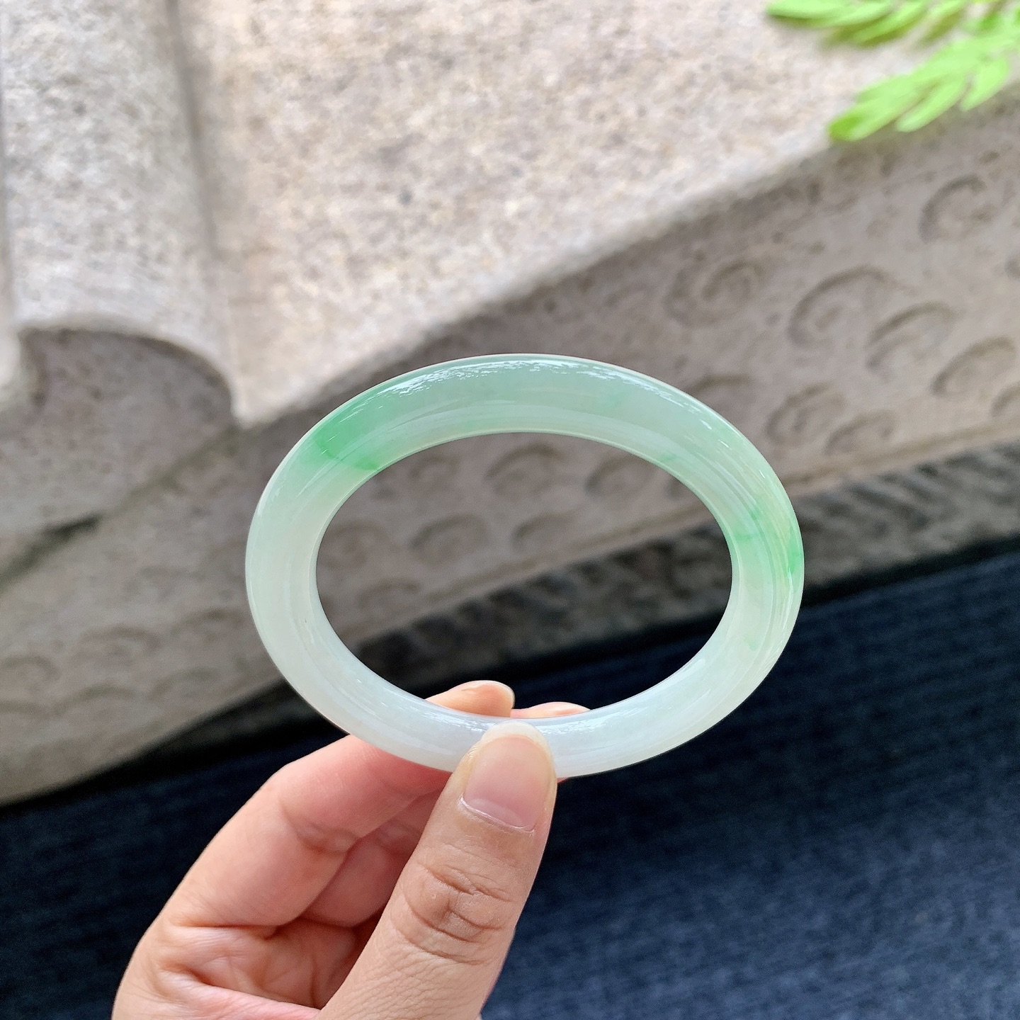 圆条53 54 55，圈口54.4/8.5/8.8，编码Y010517-2，冰糯飘绿，水润，种老，细腻，无裂