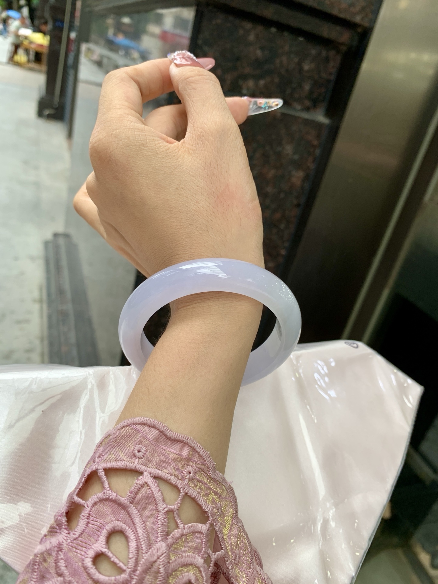 冰粉正圈 57.3-8.7-12.7 0618-FF-3338 无裂，底妆冰润，淡淡粉紫，底妆洒金，清透飘渺如雾般连绵，水光流转的美貌紫镯绝妙冰透，醉卧水云间，氤氲诗意的美跃然于手腕之间
