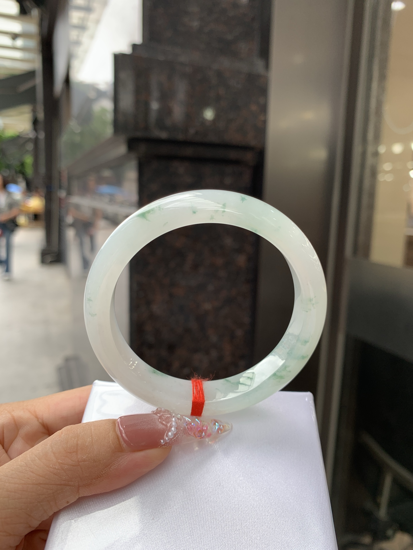 冰飘花正圈 55.8-8-11.3 0618-WL-829 无裂，底妆水润细腻，冰底中开出了朵朵绿花，飘花灵动飘逸，勾勒出一幅唯美诗意的山水意境画，古典优雅又秀气