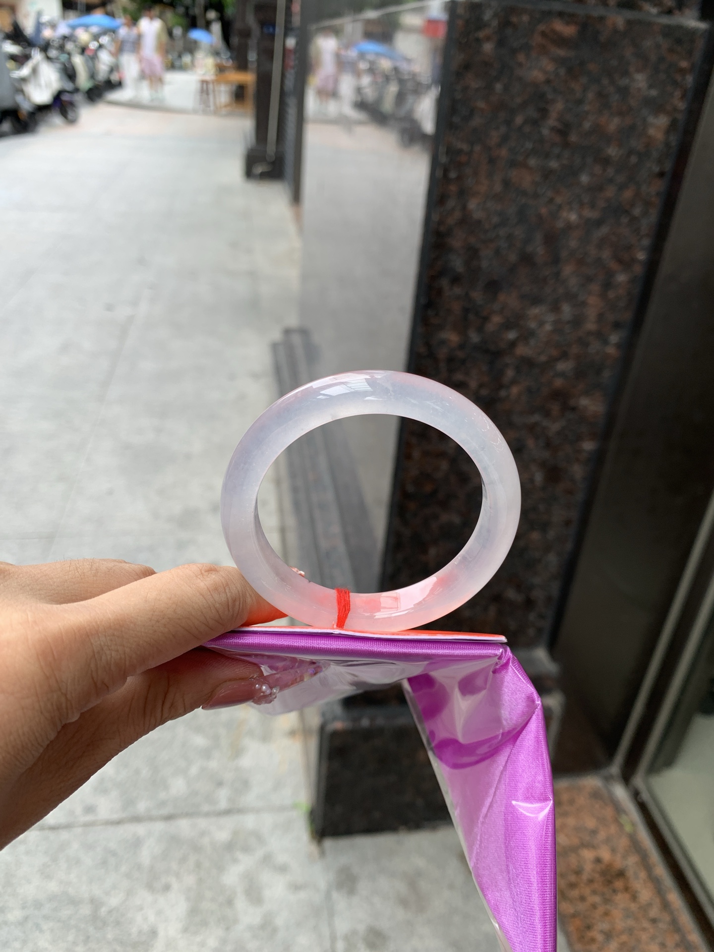 白冰正圈 52.7-7.8-9.9 0618-N1025 打灯细纹，底妆冰透胶润，一腕清透，简约清爽，不挑肤色年龄，给人一种清雅脱俗，天真纯美的感觉，真不愧是翡翠中的初恋