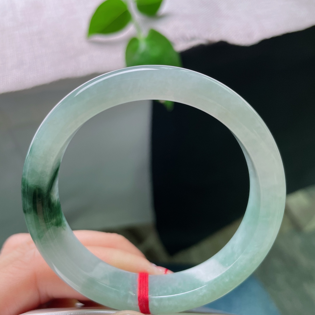 55/12.2/7.7飘花正圈，水润细腻，一抹花色宛如星辰留恋腕间，意境深远，有纹，ss49424a