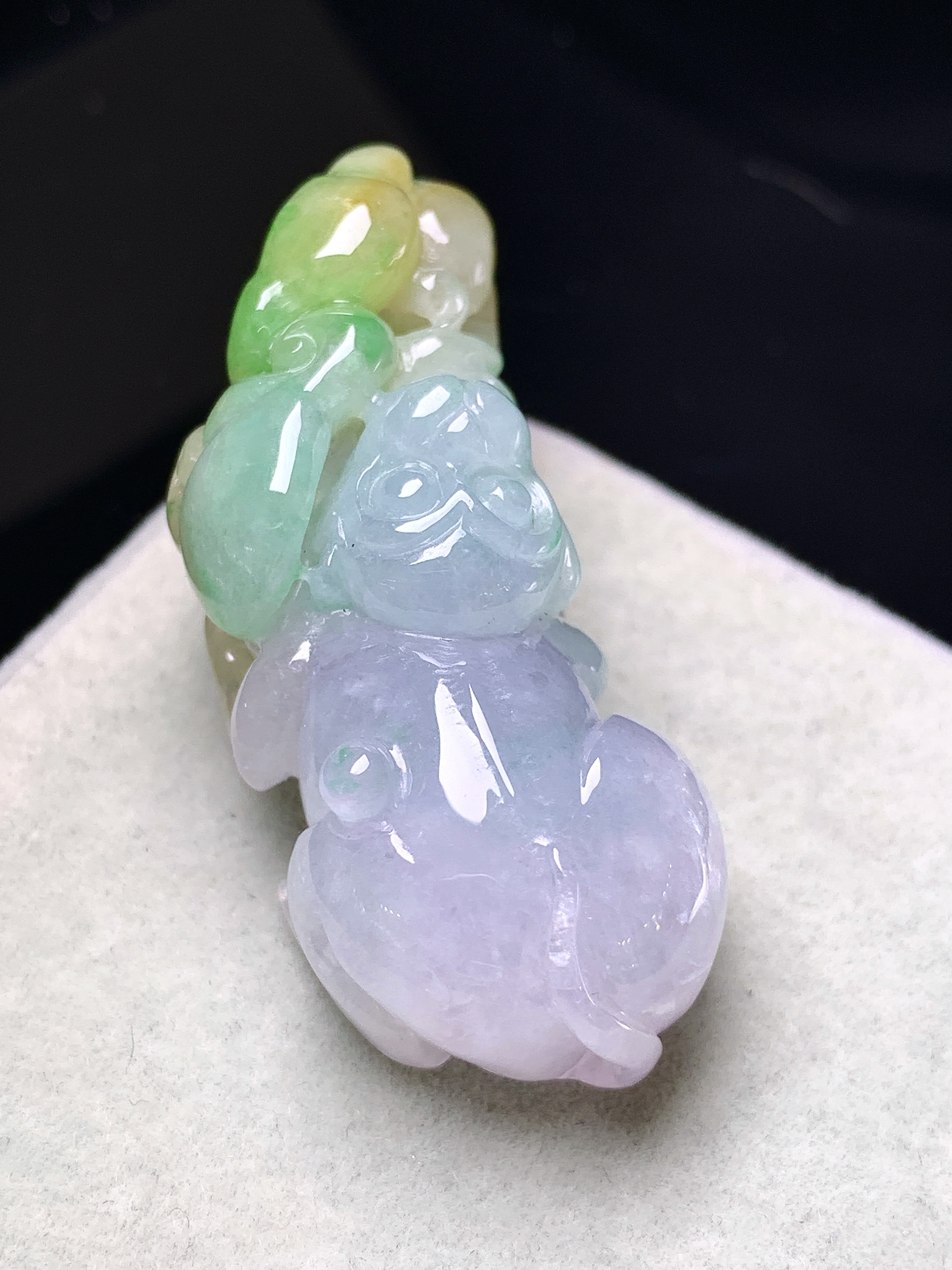 飘黄绿灵猴吊坠 玉质细腻 色泽艳丽清新 整体尺寸42.8*17.3*12 a5