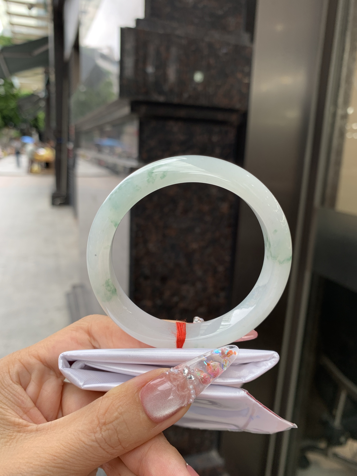 冰飘花正圈 55.8-8-11.3 0618-WL-829 无裂，底妆水润细腻，冰底中开出了朵朵绿花，飘花灵动飘逸，勾勒出一幅唯美诗意的山水意境画，古典优雅又秀气