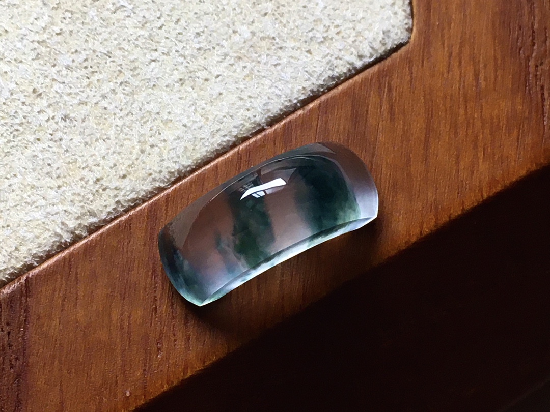️ 玻璃种飘彩马鞍 飘彩色泽漂亮，冰透感十足，尺寸15*5.6*5.5