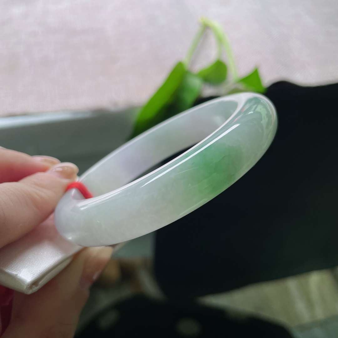淡春彩正圈，水润细腻，紫绿相融，春色入腕，柔美动人，有棉线，ss54601a
