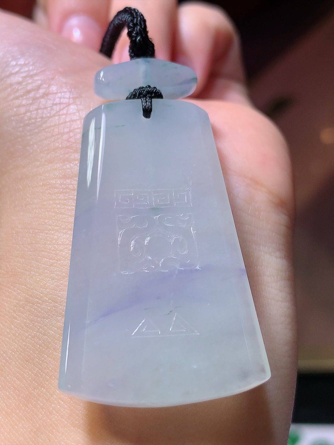 冰紫仿古无事牌挂件。种老底子细腻，冰润起胶，雕工精致，佩戴精致气质货号23616，46.9-29.4-5.6