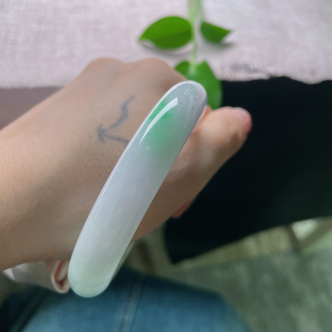 58.8/12.1/8.3，春彩正圈，翠色欲滴，惊艳四座，水头好，细腻，有纹不影响佩戴，ss53843a