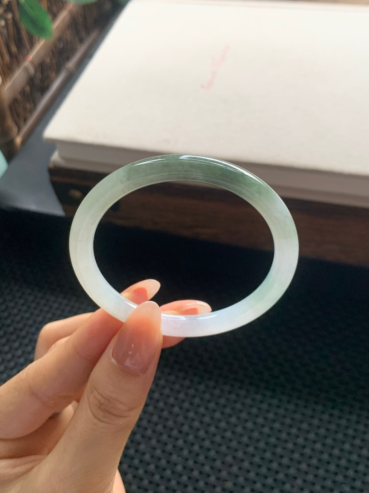 50.7圈口湖水绿美人条手镯