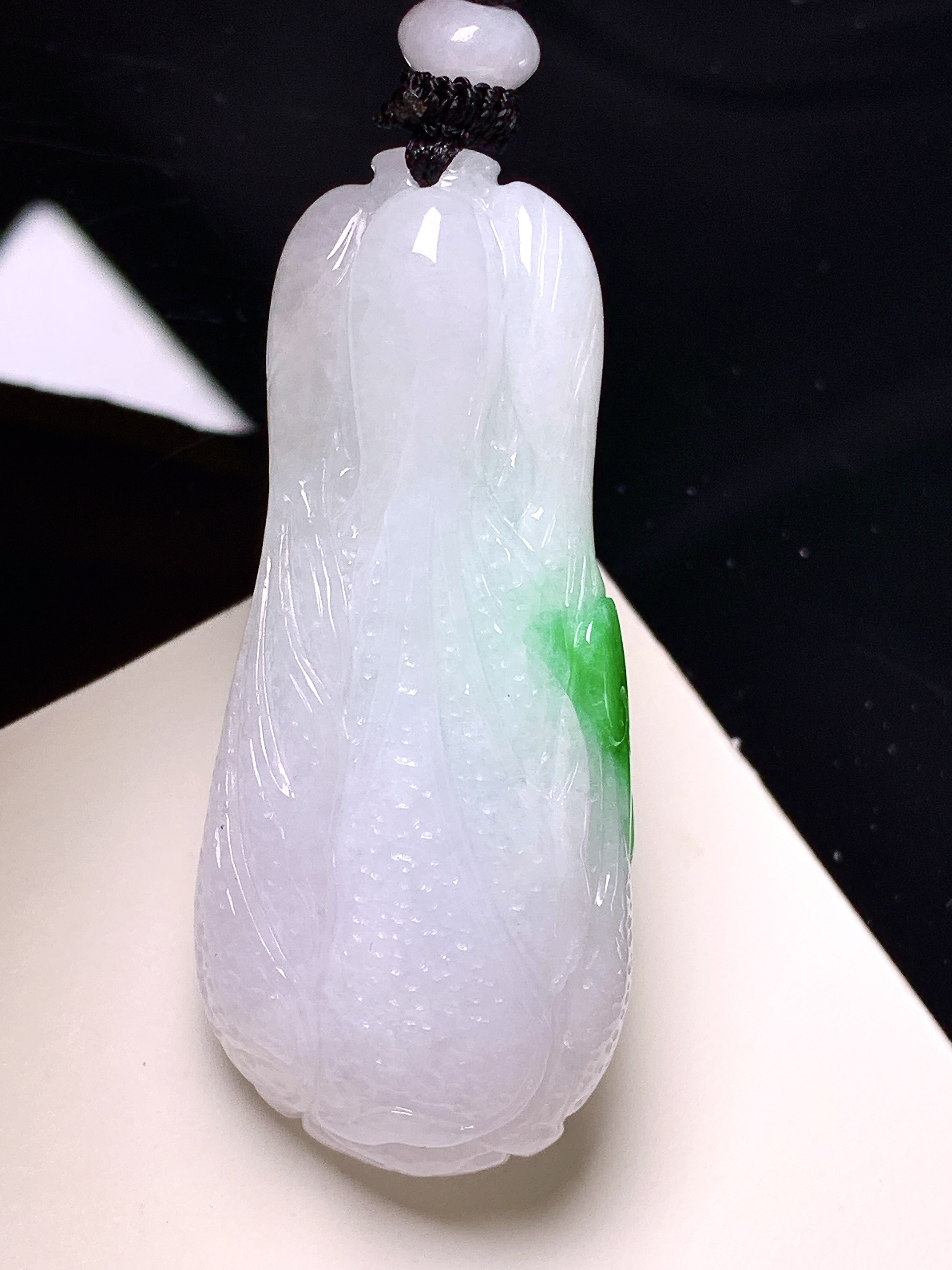 飘绿白菜吊坠 玉质细腻 色泽艳丽清新 整体尺寸50*21.8*12.6 w1