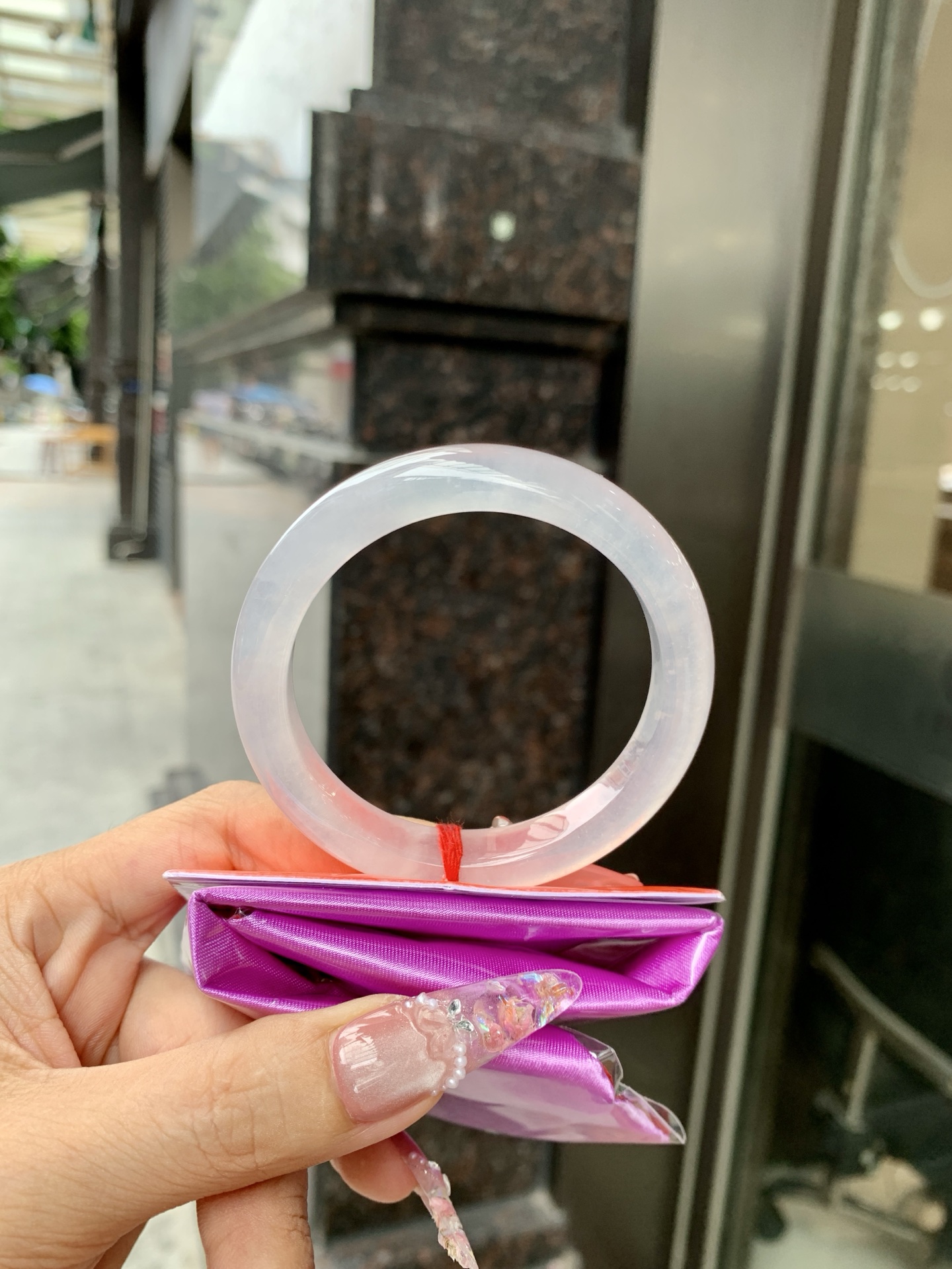 白冰正圈 52.7-7.8-9.9 0618-N1025 打灯细纹，底妆冰透胶润，一腕清透，简约清爽，不挑肤色年龄，给人一种清雅脱俗，天真纯美的感觉，真不愧是翡翠中的初恋