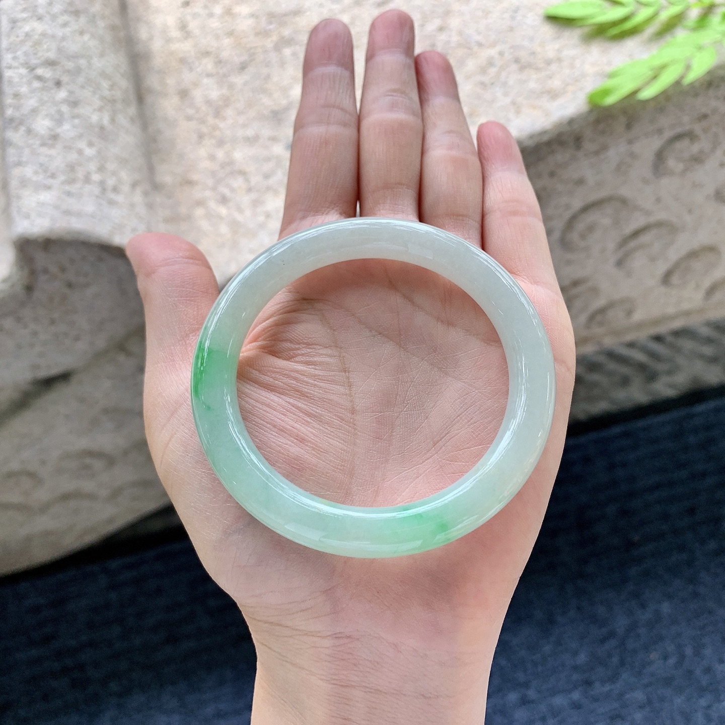 圆条53 54 55，圈口54.4/8.5/8.8，编码Y010517-2，冰糯飘绿，水润，种老，细腻，无裂