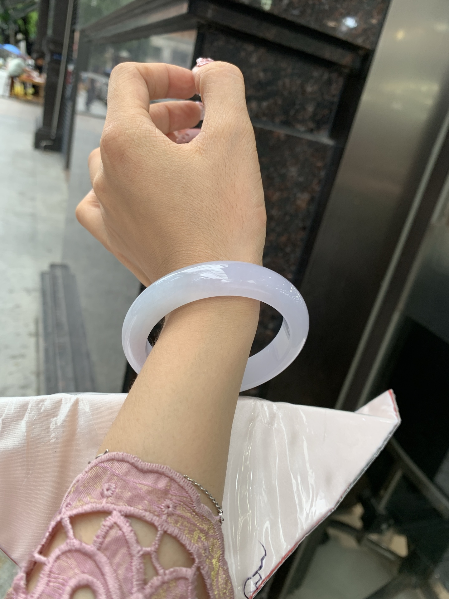 冰粉正圈 57.3-8.7-12.7 0618-FF-3338 无裂，底妆冰润，淡淡粉紫，底妆洒金，清透飘渺如雾般连绵，水光流转的美貌紫镯绝妙冰透，醉卧水云间，氤氲诗意的美跃然于手腕之间