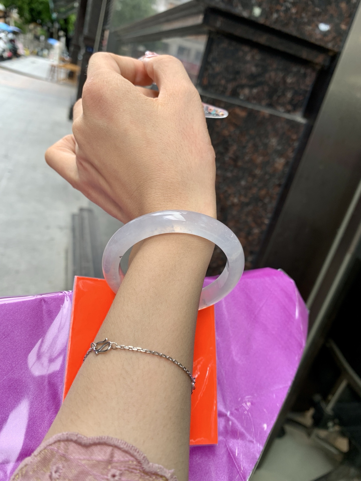 白冰正圈 52.7-7.8-9.9 0618-N1025 打灯细纹，底妆冰透胶润，一腕清透，简约清爽，不挑肤色年龄，给人一种清雅脱俗，天真纯美的感觉，真不愧是翡翠中的初恋