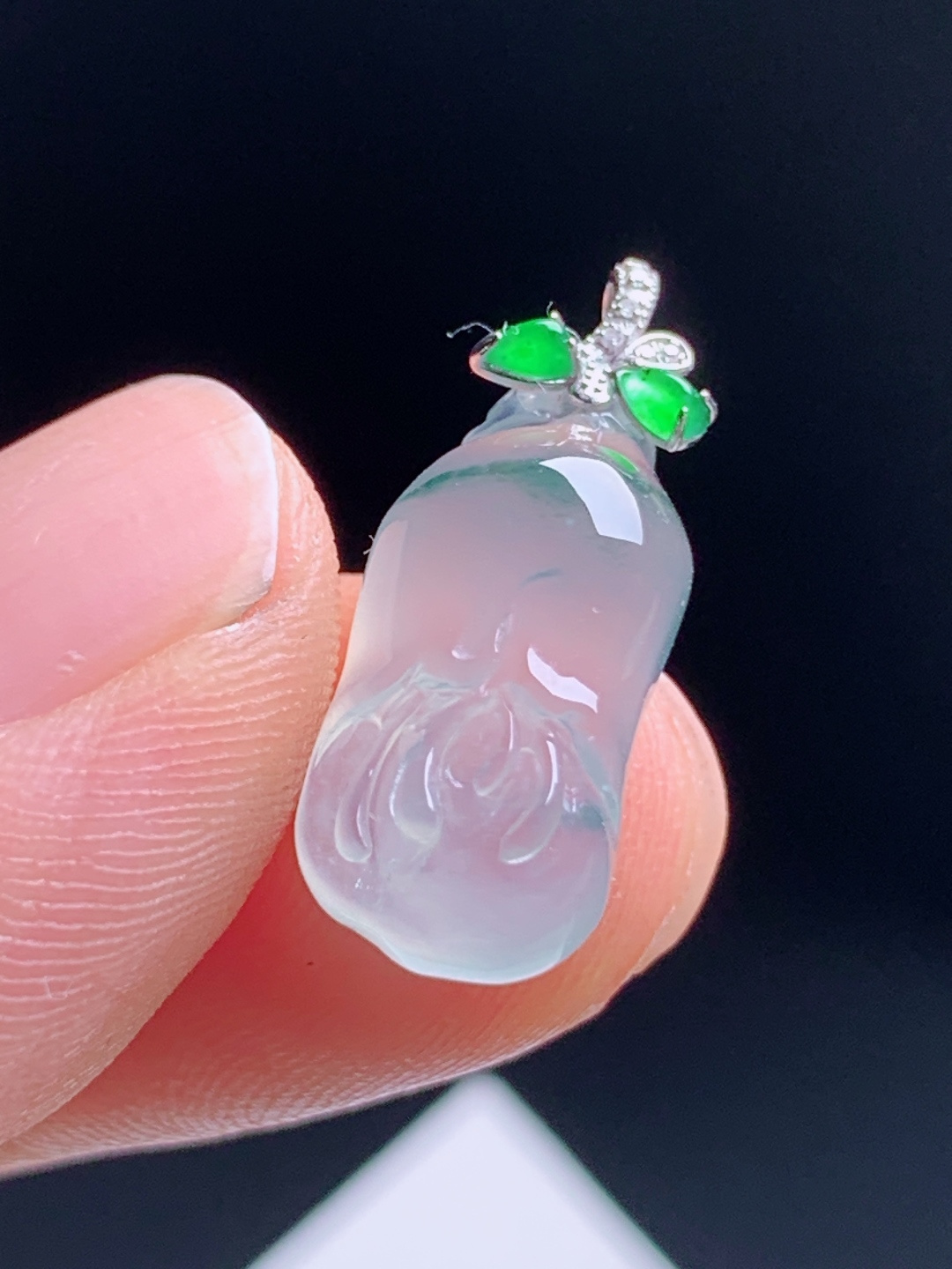 冰种飘绿玉兰花吊坠，冰透起荧光翠色点缀，满钻金扣福寿安康