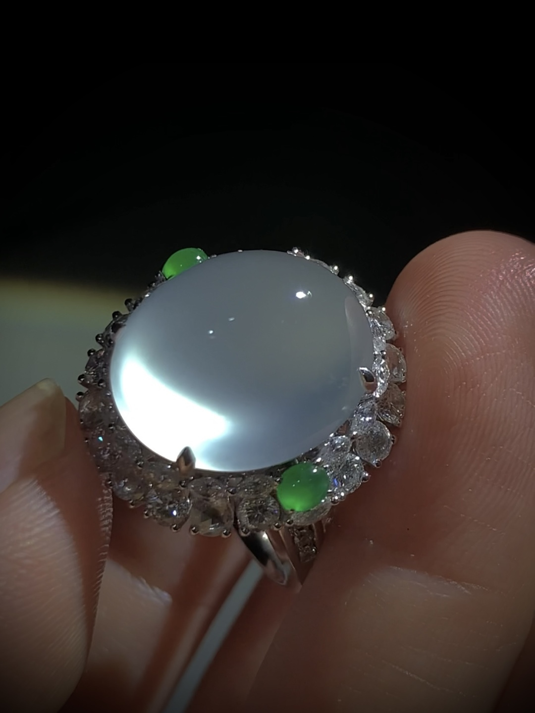 高品质白蛋面戒指，裸石17.5-15.2-10.2mm，台面整体23-21.5-17mm，14#，12.48g，18K金，南非钻，翡翠绿蛋面