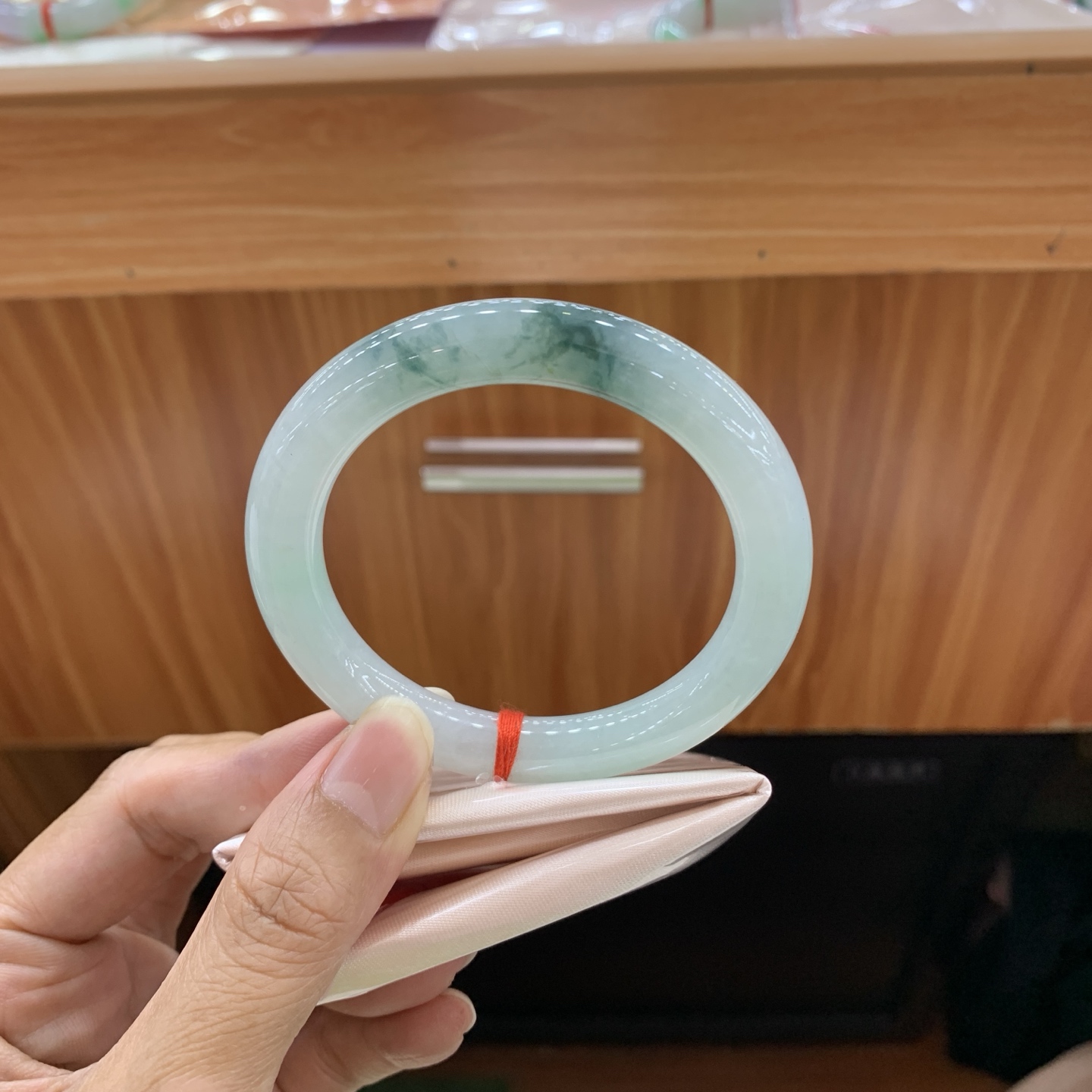 061702MMJ 飘花圆条翡翠手镯 54-9.1-9.5