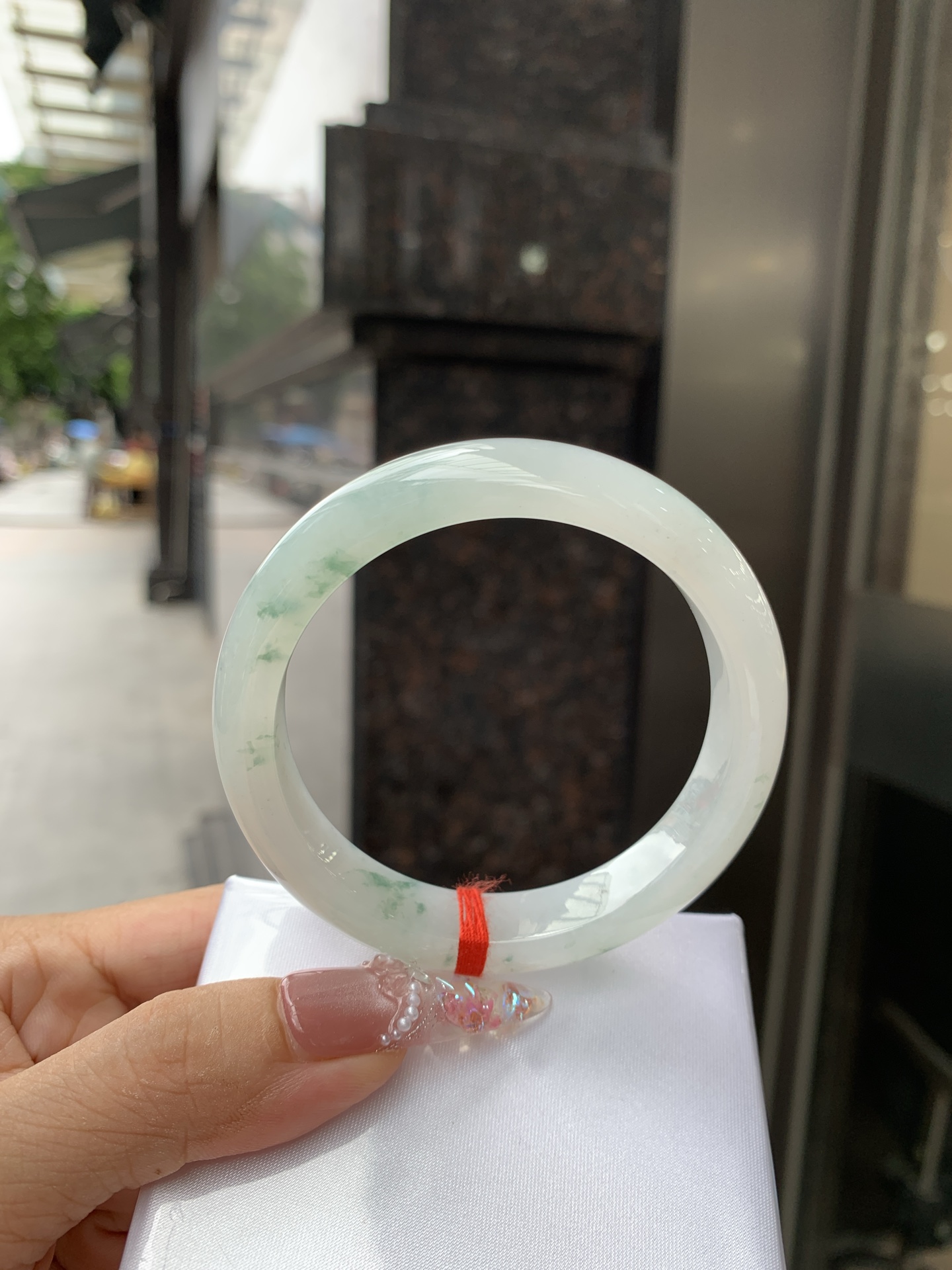 冰飘花正圈 55.8-8-11.3 0618-WL-829 无裂，底妆水润细腻，冰底中开出了朵朵绿花，飘花灵动飘逸，勾勒出一幅唯美诗意的山水意境画，古典优雅又秀气