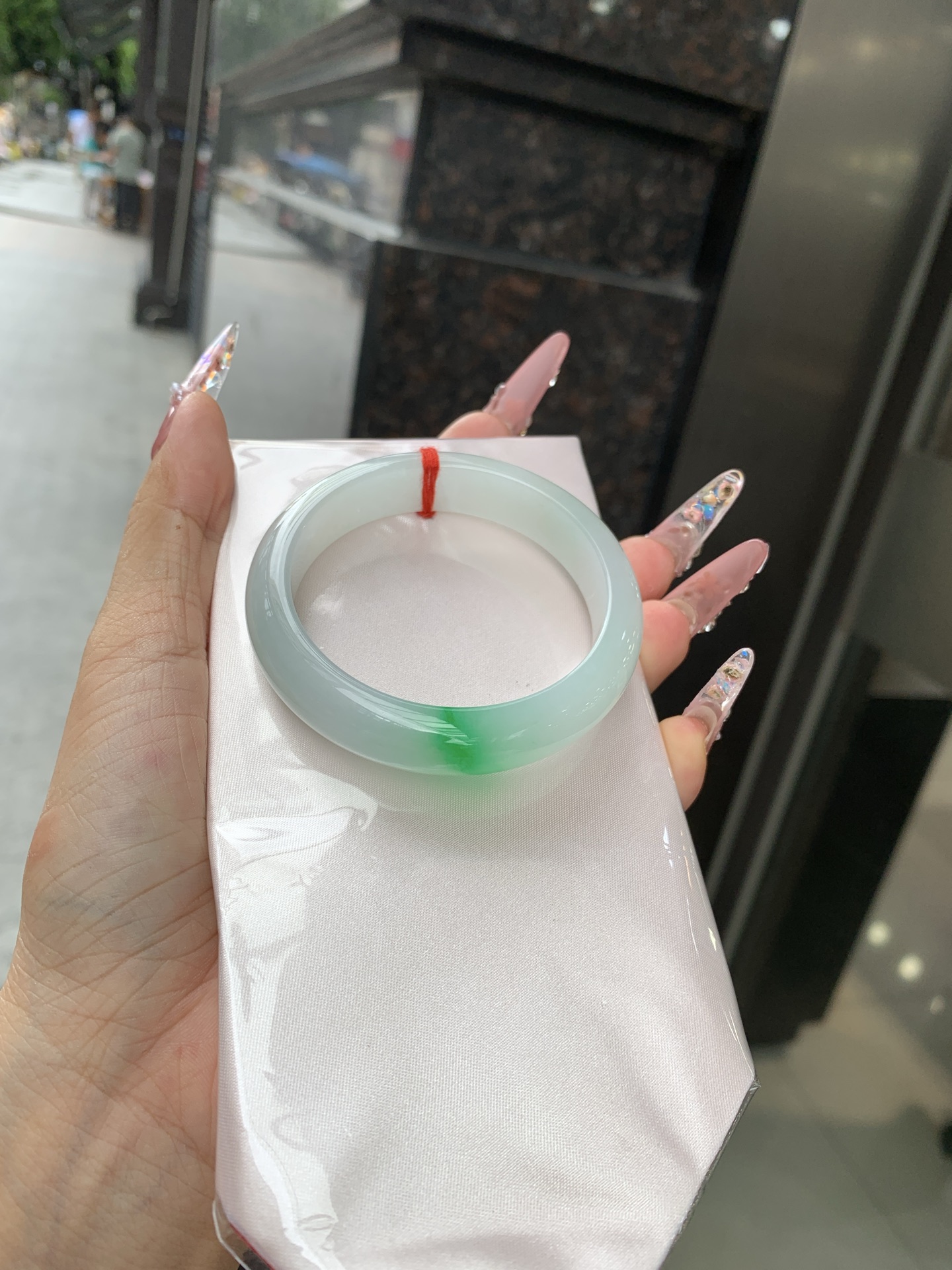 白底青阳绿正圈 52.6-7.4-12.1 0618-N402 打灯棉线，一抹阳绿花点缀腕间风华，干净纯净的底色上，一抹翠色肆意流淌，宛如春日里的繁华盛景