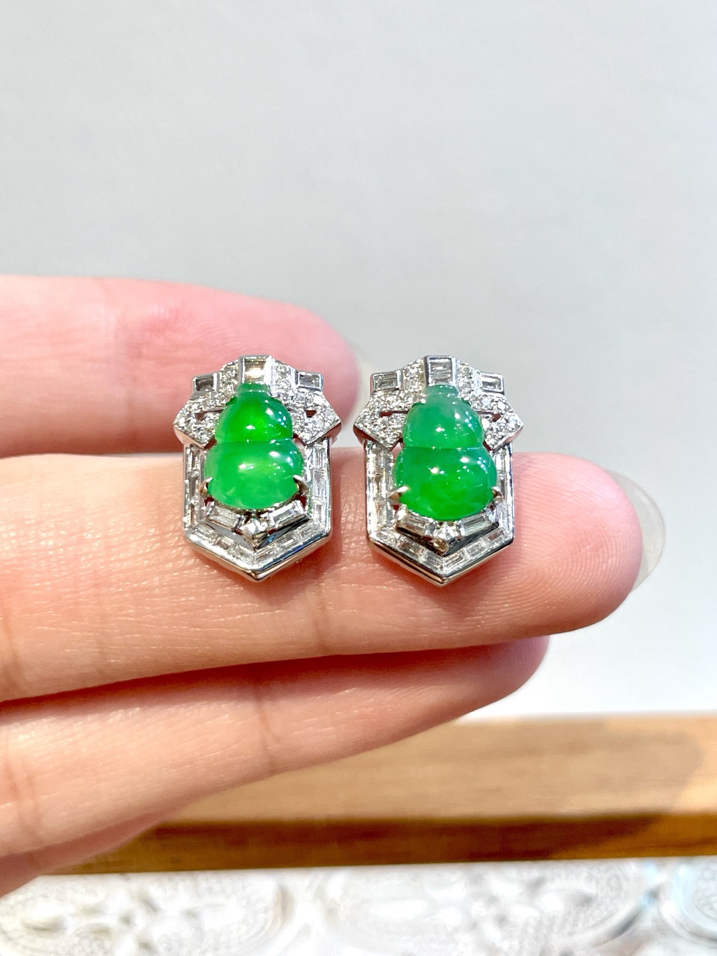 ️ 冰阳绿葫芦耳钉 经典不过葫芦，福禄双全好寓意，百搭经典的翡翠耳钉～ 尺寸：14.6*11.0*6.7 裸石：8.4*6.4*2.4