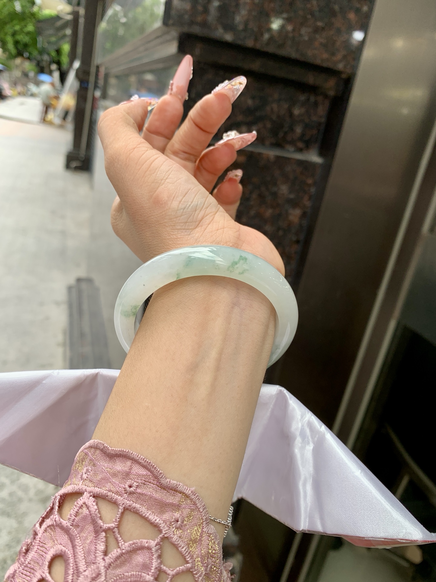 冰飘花正圈 55.8-8-11.3 0618-WL-829 无裂，底妆水润细腻，冰底中开出了朵朵绿花，飘花灵动飘逸，勾勒出一幅唯美诗意的山水意境画，古典优雅又秀气