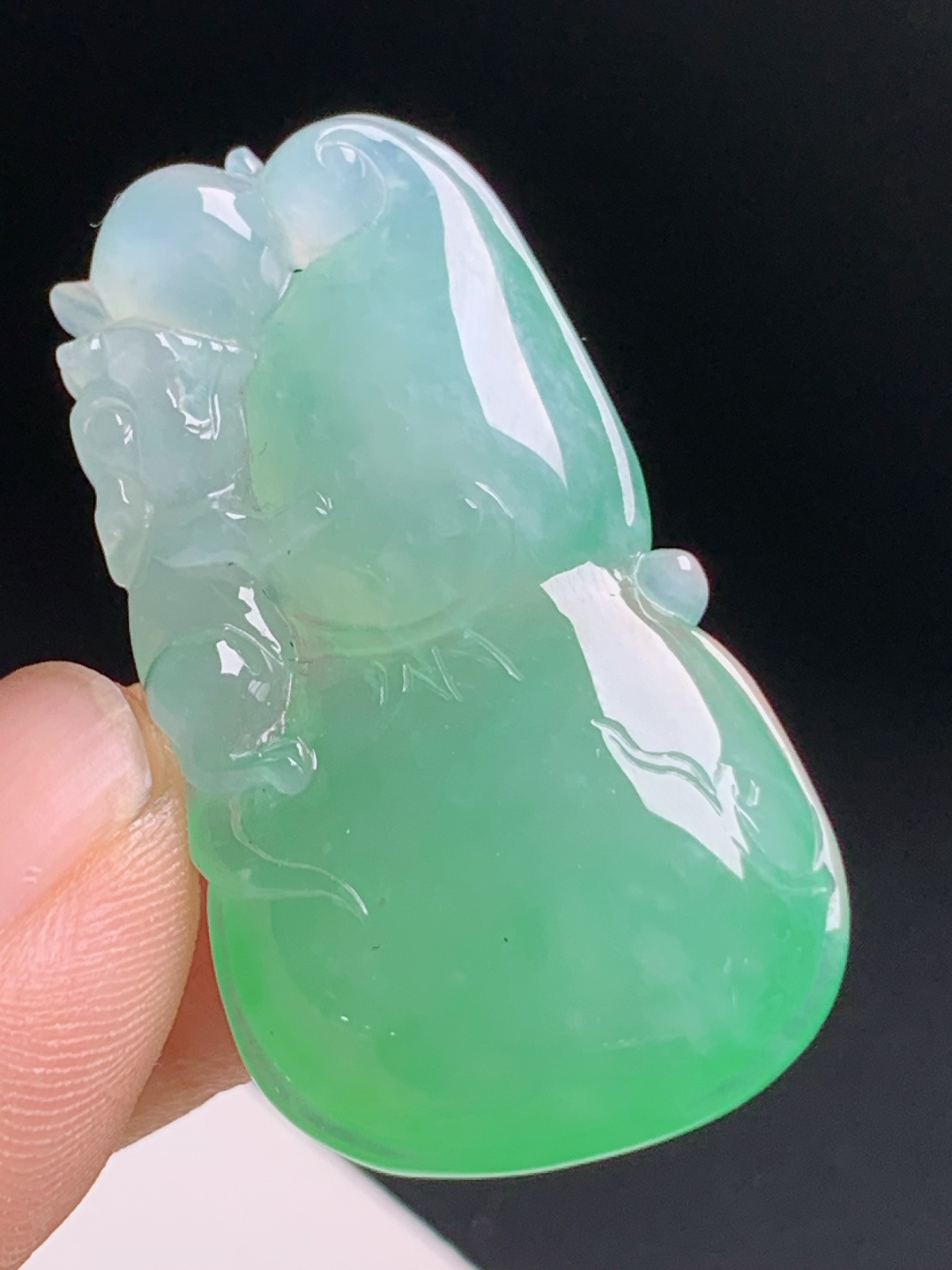 冰种飘绿老鼠葫芦，渐变湖水绿温润起光，雕工精致吉祥讨喜