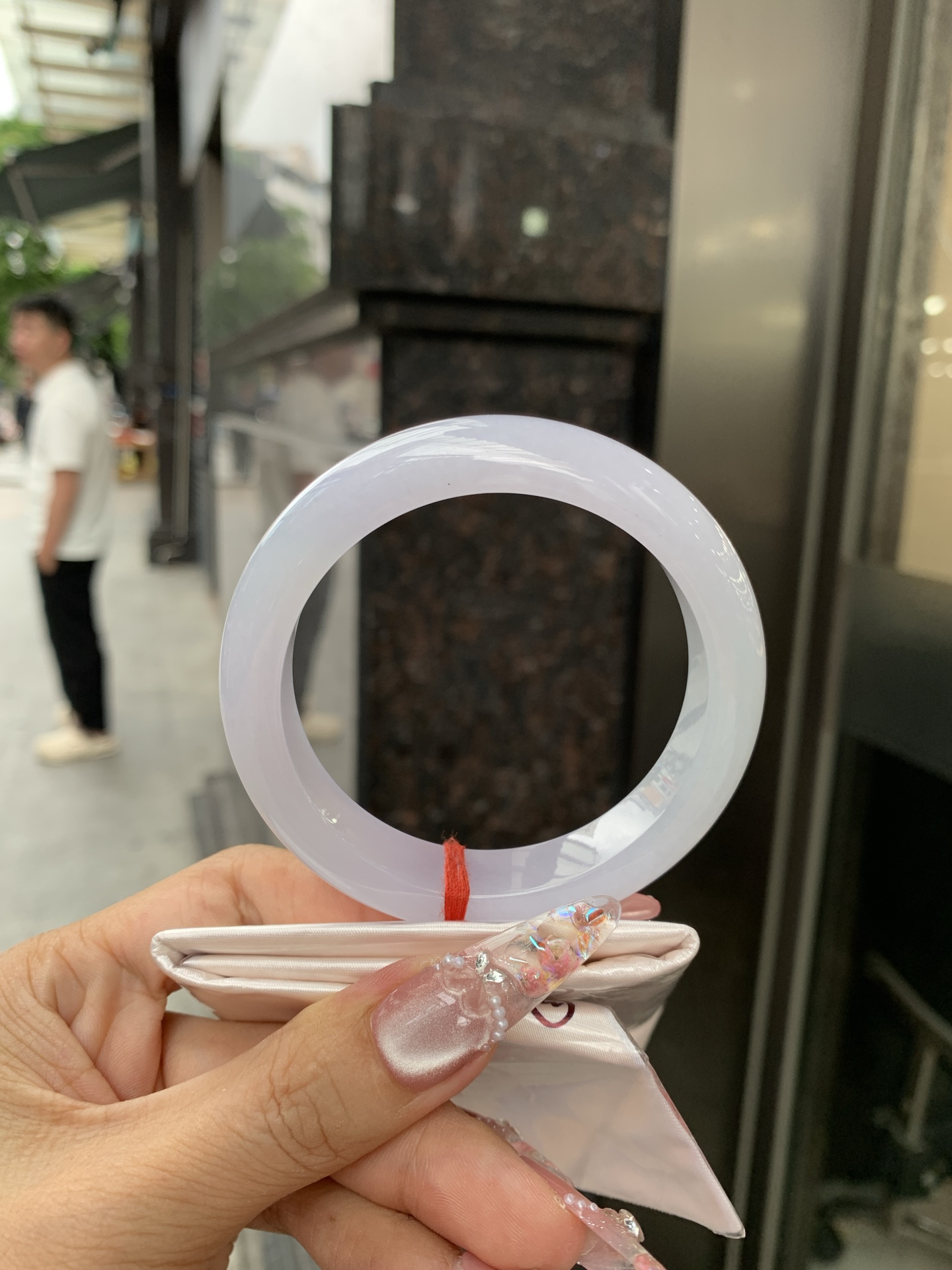 冰粉正圈 57.3-8.7-12.7 0618-FF-3338 无裂，底妆冰润，淡淡粉紫，底妆洒金，清透飘渺如雾般连绵，水光流转的美貌紫镯绝妙冰透，醉卧水云间，氤氲诗意的美跃然于手腕之间