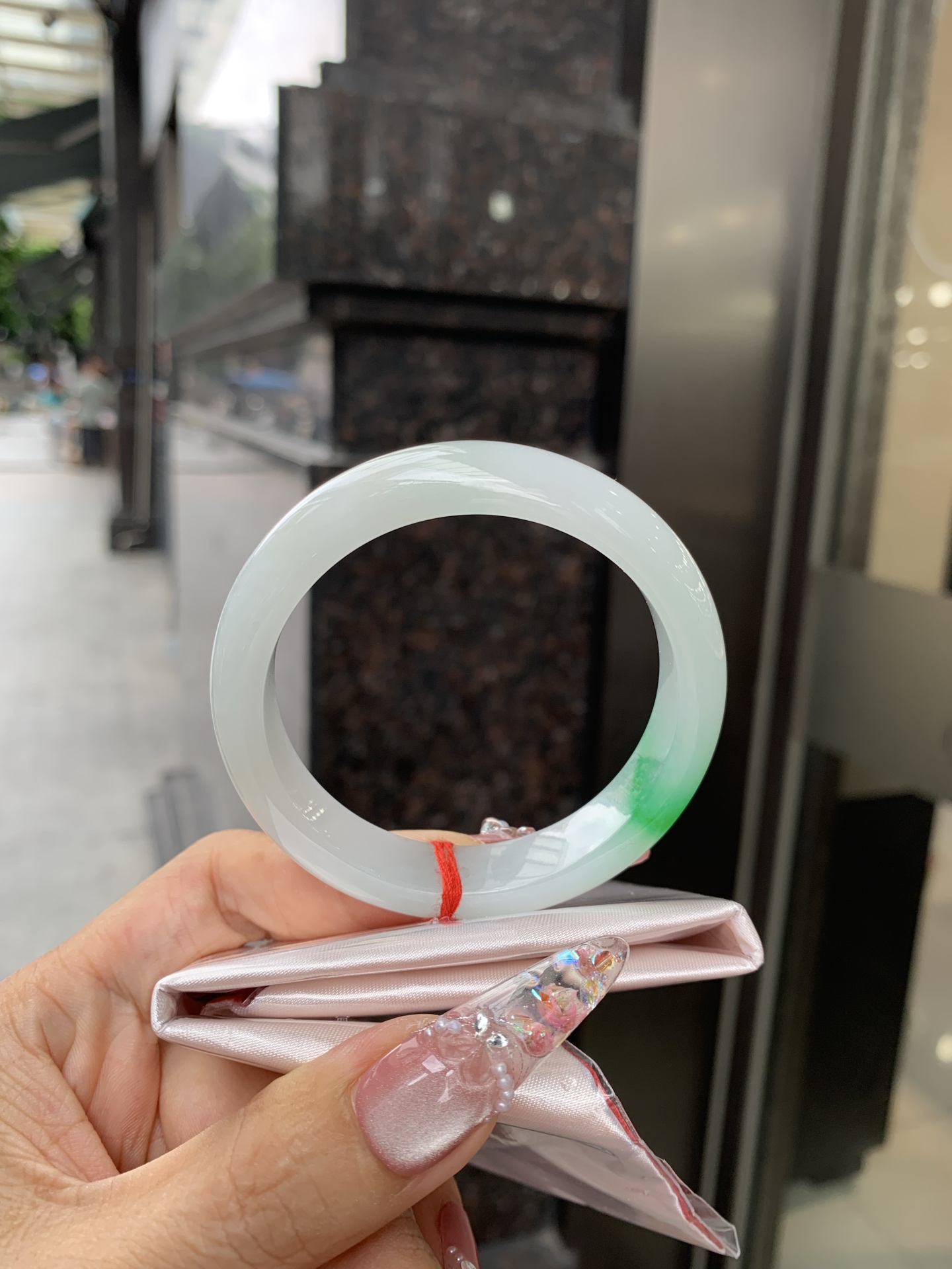 白底青阳绿正圈 52.6-7.4-12.1 0618-N402 打灯棉线，一抹阳绿花点缀腕间风华，干净纯净的底色上，一抹翠色肆意流淌，宛如春日里的繁华盛景