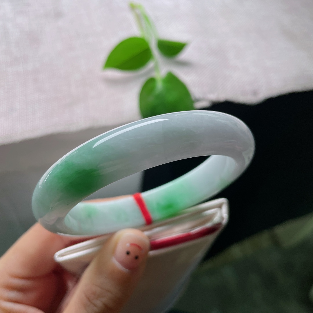 58.6/12.5/8.4，飘绿正圈，白底青，水润细腻，种老，佩戴显贵气，经典，皮纹，ss53842a